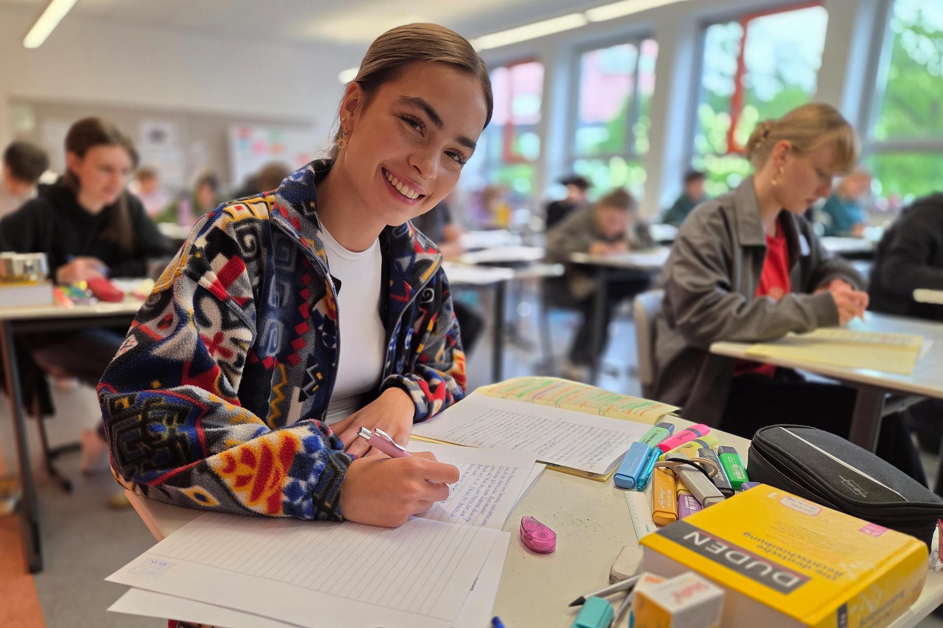 Die Schülerinnen und Schüler der FOSBOS Amberg während ihrer Abschlussprüfung im Fach Deutsch. (Bild: Heidi Selch-Witt)