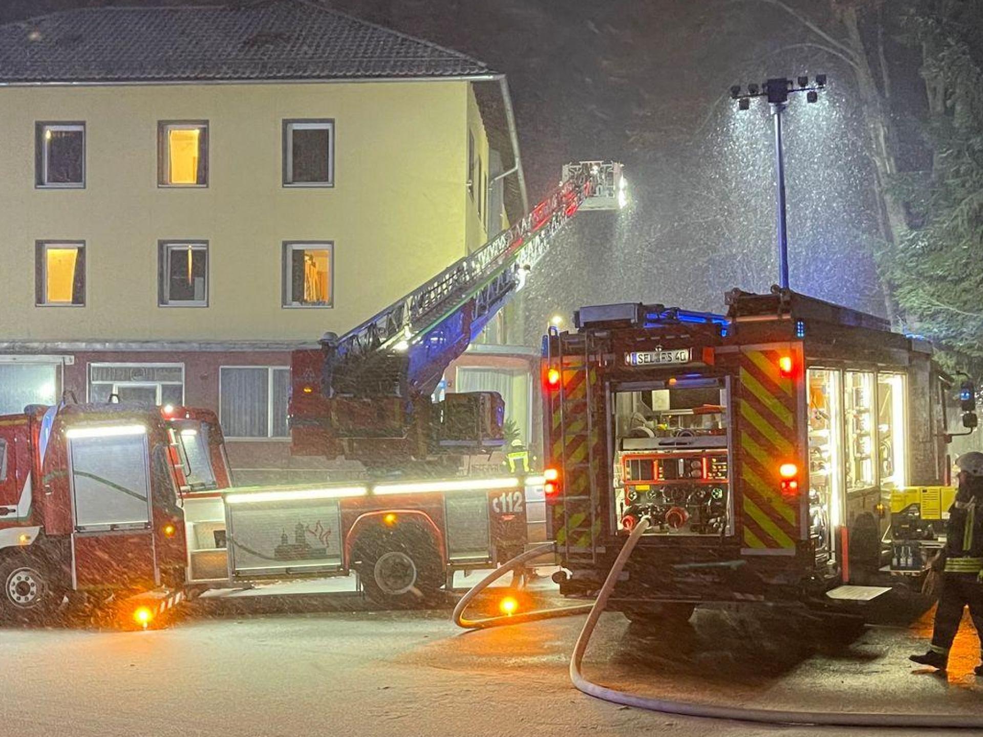 Die Feuerwehr bekämpft den Brand in einer Asylbewerberunterkunft im oberfränkischen Selb. (Bild: Fricke/NEWS5/dpa)