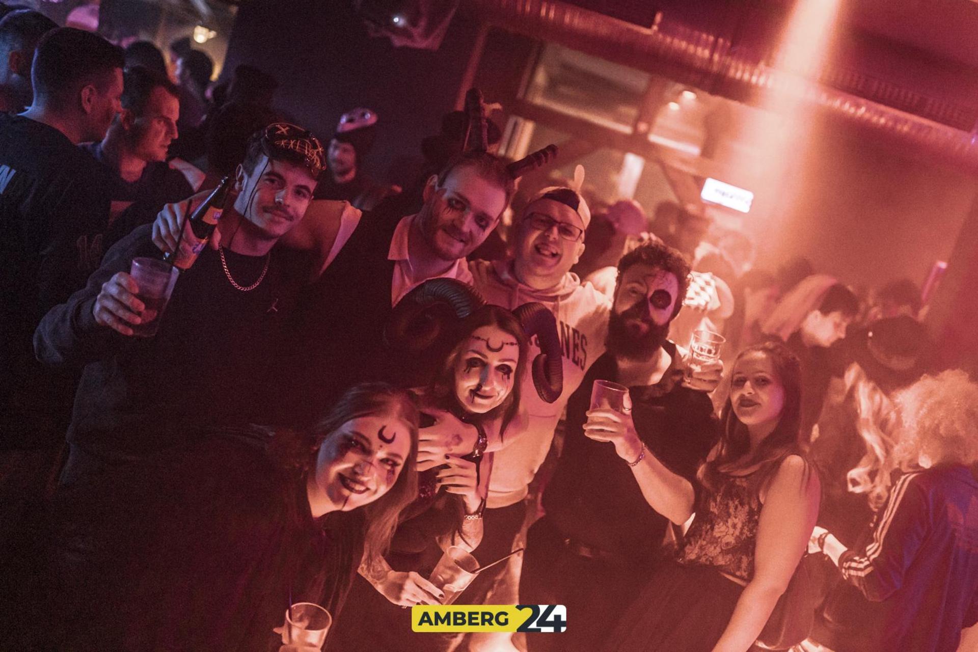 Saures auf die Ohren und eine spooky Atmo haben die Veranstalter der fetten Halloween-Party im Happy Rock versprochen. (Bild: Julia Bär)