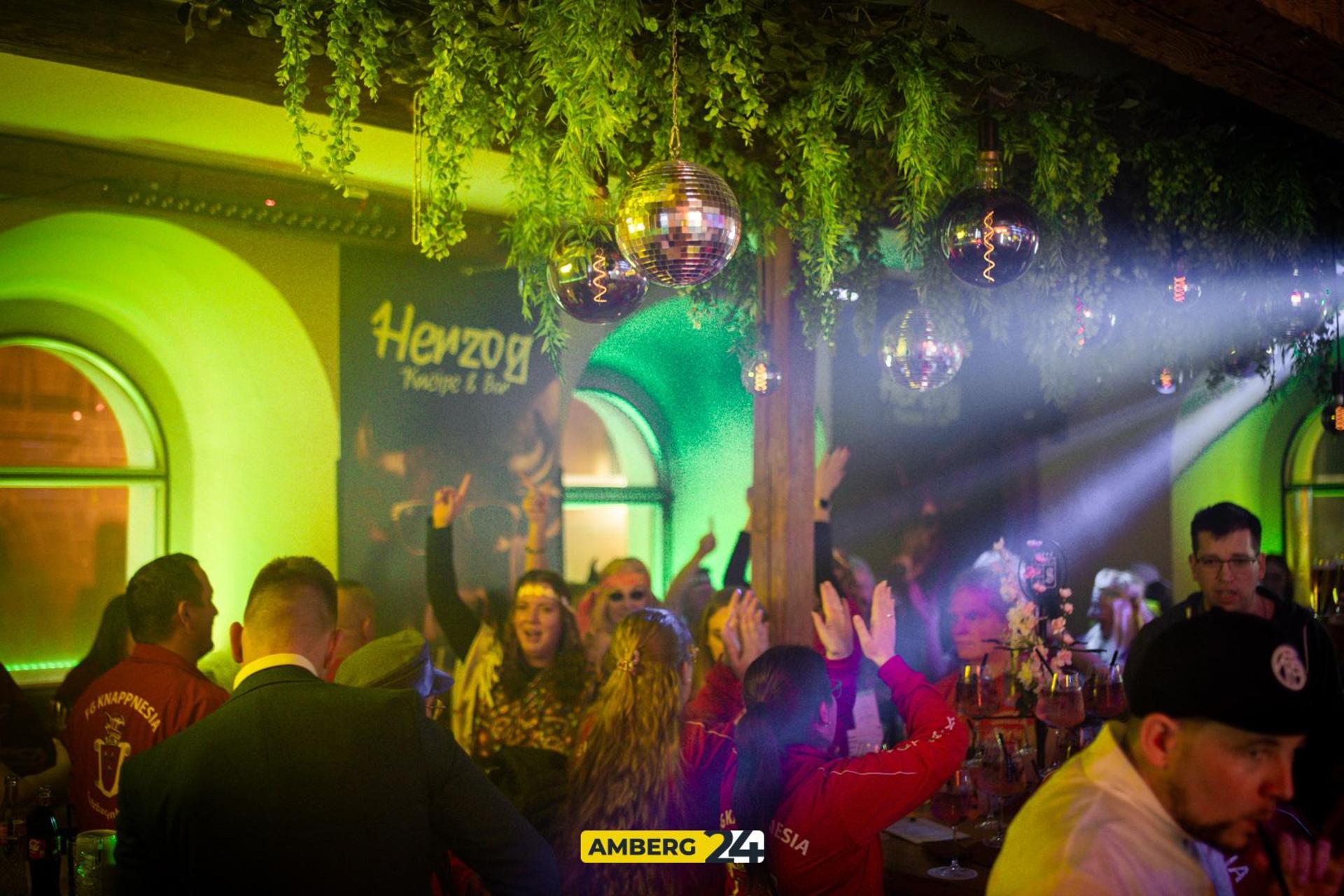 Im „Herzog” in Sulzbach-Rosenberg stieg am Samstag der Hausfasching.  (Bild: Julia Bär)