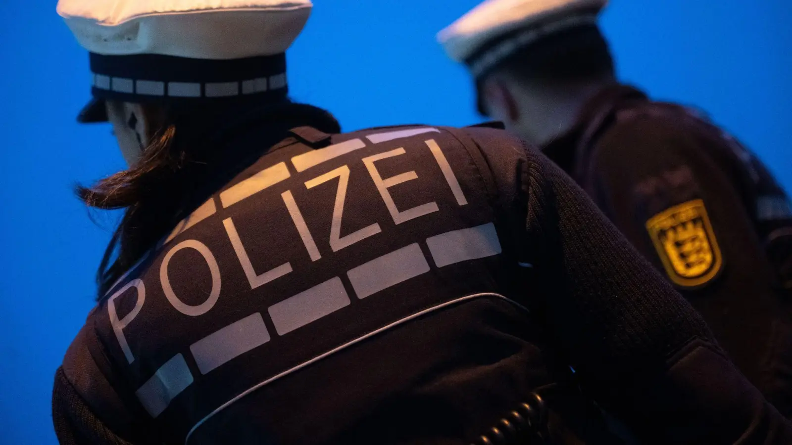 Ein Jugendlicher beleidigte eine Frau in Hahnbach.  (Symbolbild: Marijan Murat/dpa/Symbolbild)