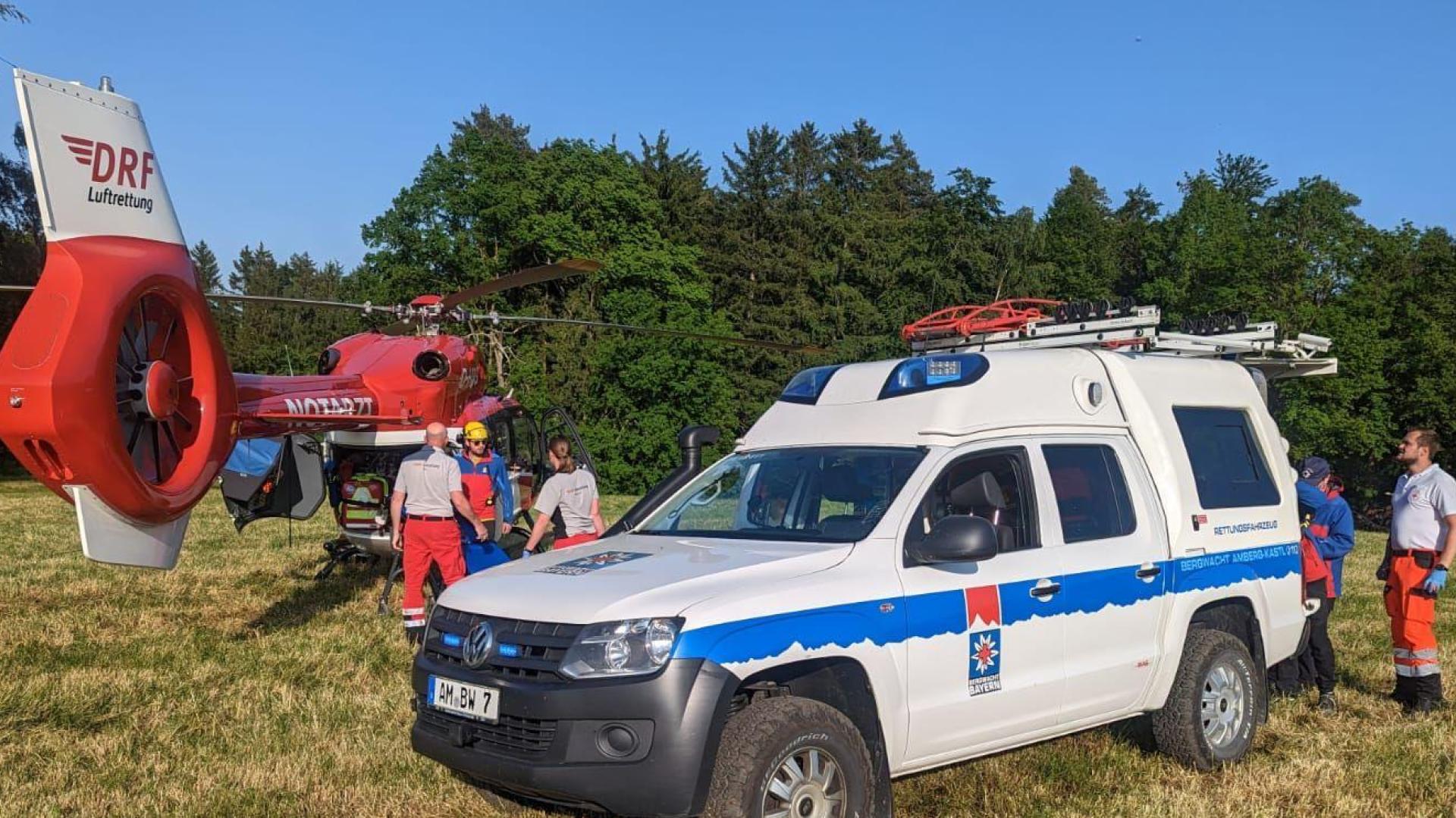 Ein Mann verletzt sich bei Waldarbeiten nahe Hohenkemnath. Die Bergwacht bringt den 53-Jährigen aus dem unwegsamen Gelände, ein Rettungshubschrauber fliegt ihn in ein Krankenhaus. (Bild: Bergwacht Amberg/exb)