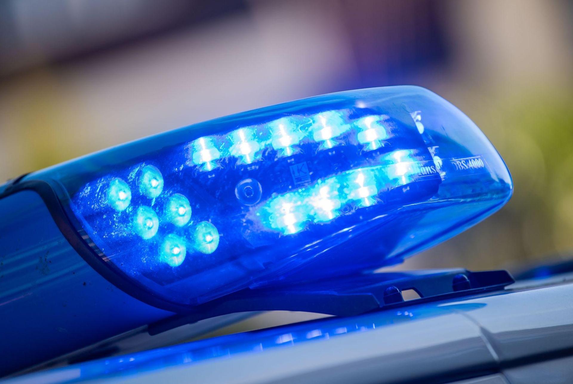 Beamte der Polizeiinspektion Sulzbach-Rosenberg rückten am Freitag zu einem Unfall zwischen Neukirchen und Schönlind aus. (Symbolbild: Lino Mirgeler/dpa)