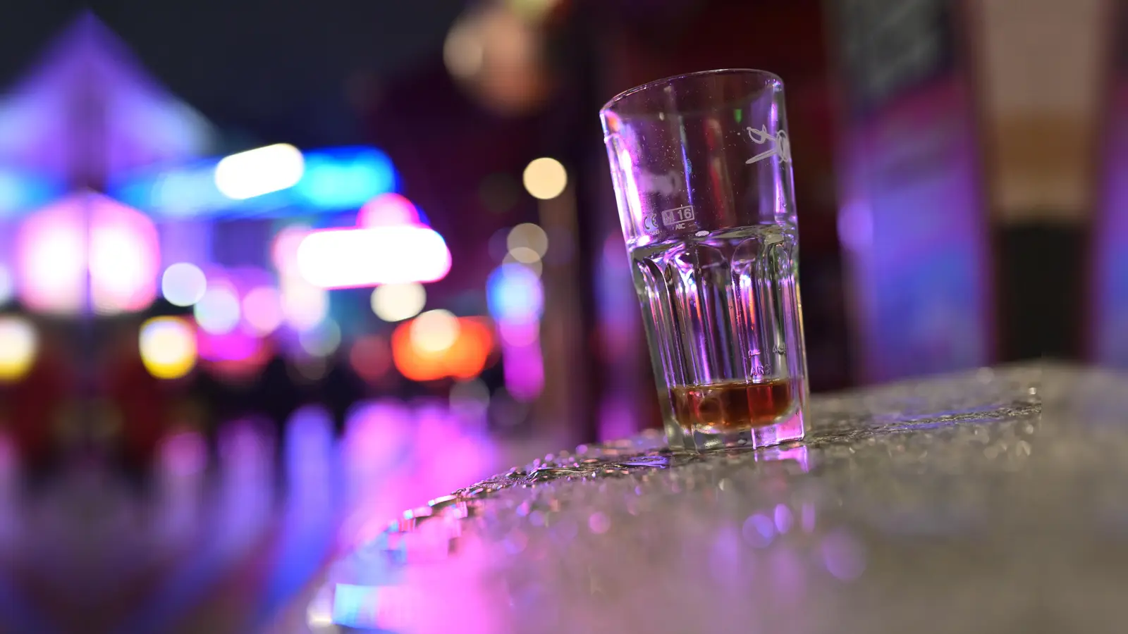 Ein Glas zu viel? Das hilft euch am besten. (Archivbild: Jonas Walzberg)