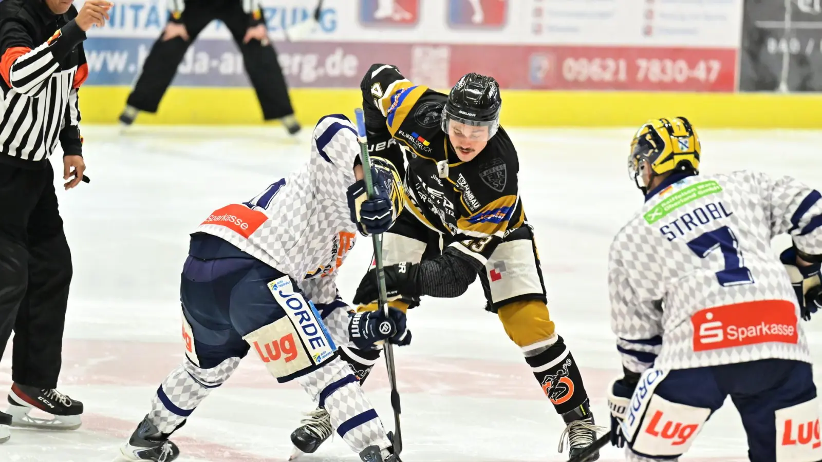 Kurzes Intermezzo an der Vils: Nolan Gardiner (Mitte) verlässt den ERSC Amberg auf eigenen Wunsch.  (Archivbild: Hubert Ziegler)