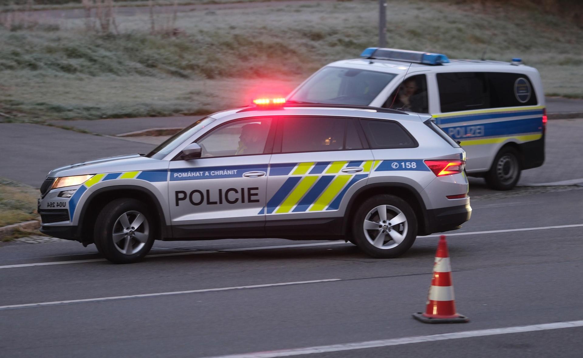 Polizeikräfte aus Deutschland und Tschechien waren im Einsatz, weil sich ein Skoda-Fahrer einer Polizeikontrolle in Tschechien entzogen hatte und nach Deutschland geflüchtet war. (Symbolbild: Sebastian Willnow)
