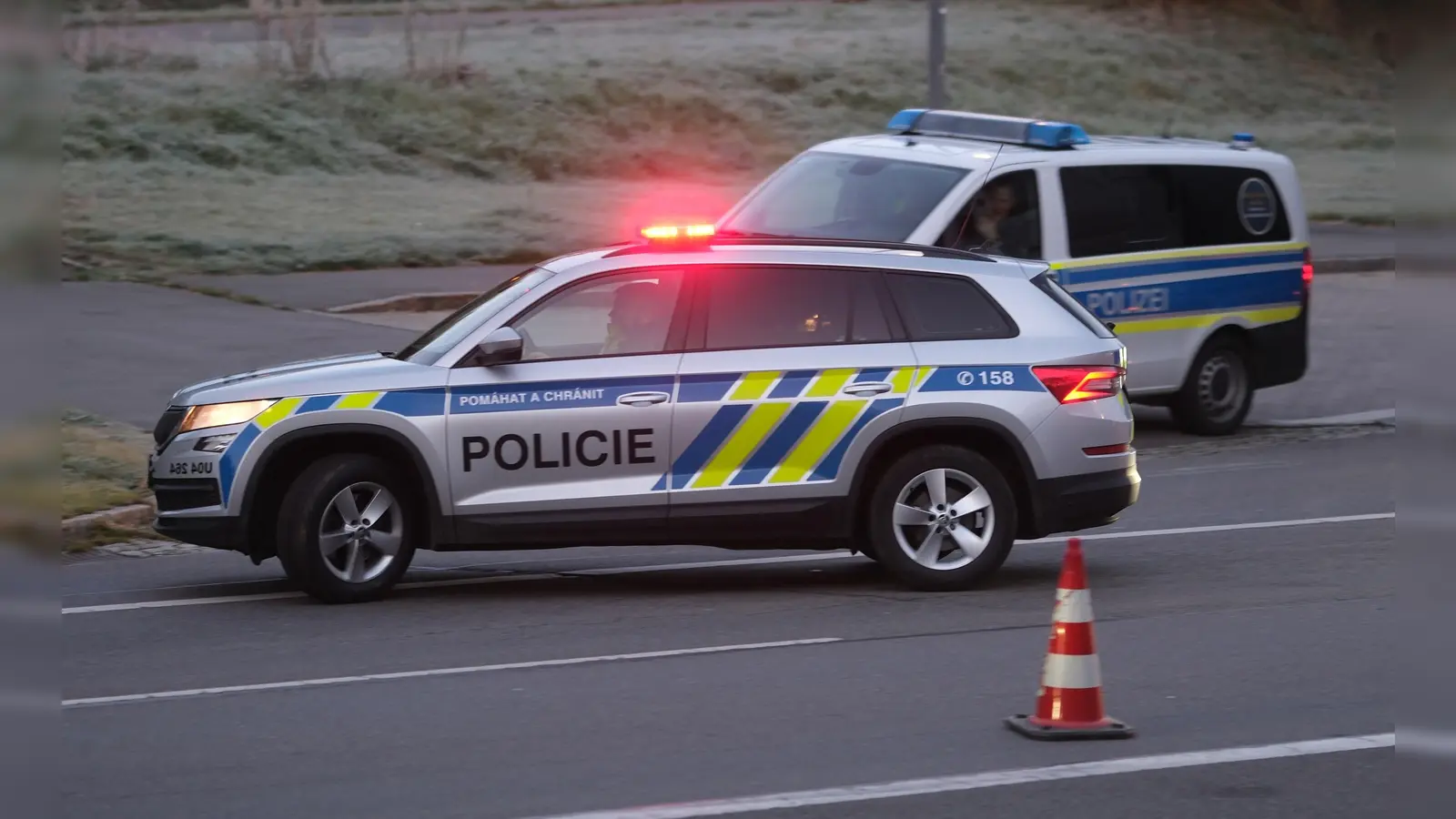 Polizeikräfte aus Deutschland und Tschechien waren im Einsatz, weil sich ein Skoda-Fahrer einer Polizeikontrolle in Tschechien entzogen hatte und nach Deutschland geflüchtet war. (Symbolbild: Sebastian Willnow)