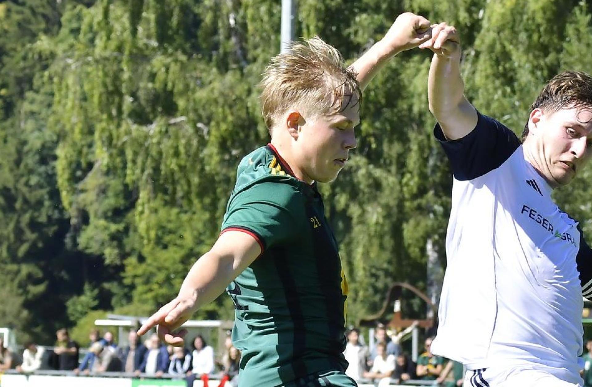 Härtetest gegen Bayernligisten: Trainer Tobias Rösl fordert von Michael Janner (links) und der DJK Ammerthal eine deutliche Leistungssteigerung gegen den SSV Jahn Regensburg II.  (Bild: Hubert Ziegler)