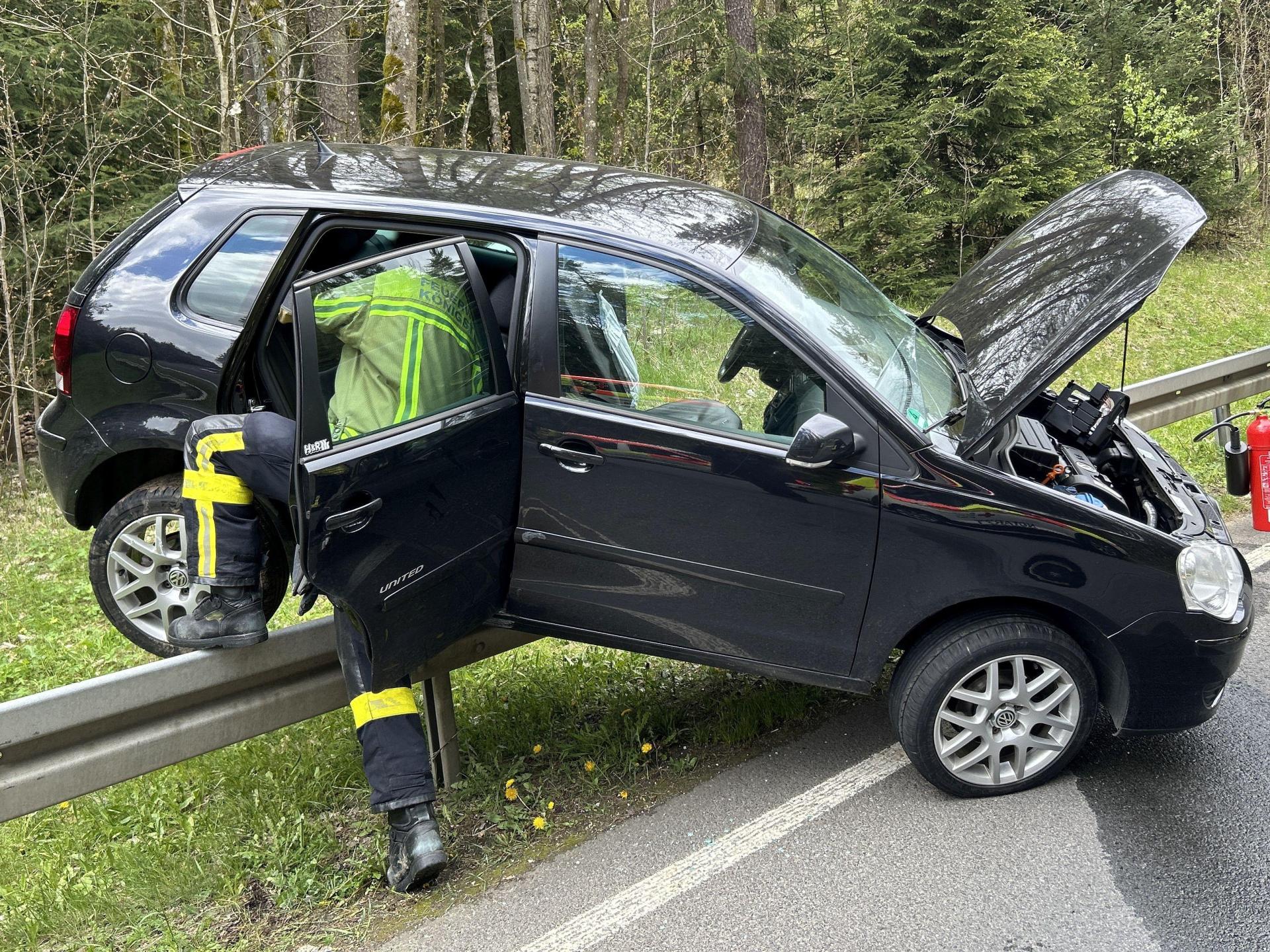 Auf einer Leitplanke an der B 85 landete ein beteiligtes Auto nach einem Unfall bei Edelsfeld.  (Bild: Polizeiinspektion Sulzbach-Rosenberg/exb)