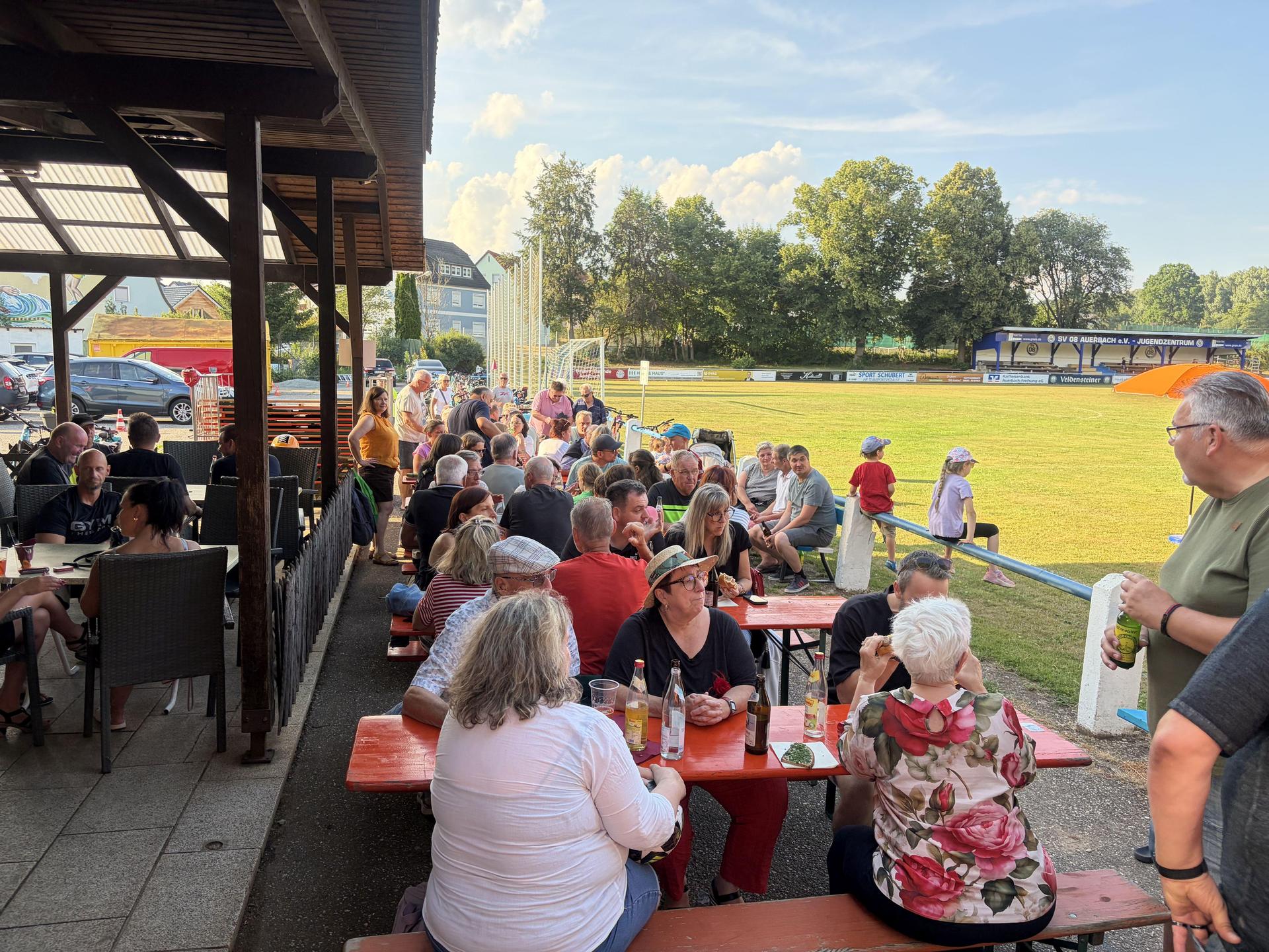 Der Pop-Up-Biergarten in Auerbach zieht zahlreiche Besucher an. (Bild: Holger Eckert)