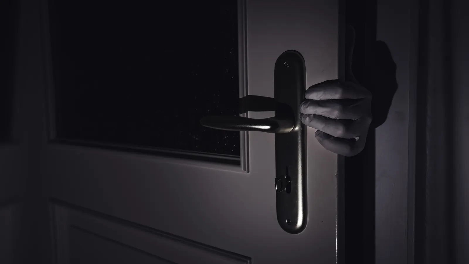 Eine Türe hatte der Einbrecher schon geknackt.  (Symbolbild: Nicolas Armer/dpa)