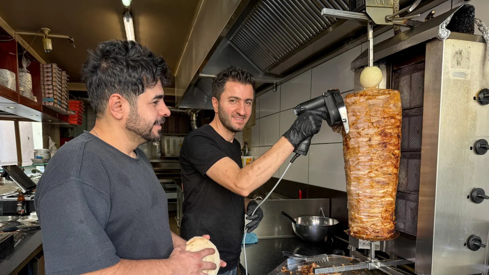 Lazoo Faiq (links) war bislang Chef von Magma und Pizza Avanti. Beide Imbissläden hat er nun abgegeben, er verlässt die Stadt. Pizza Avanti wird künftig von seinem Bruder Kardo Faiq (rechts) geführt. (Bild: Petra Hartl)