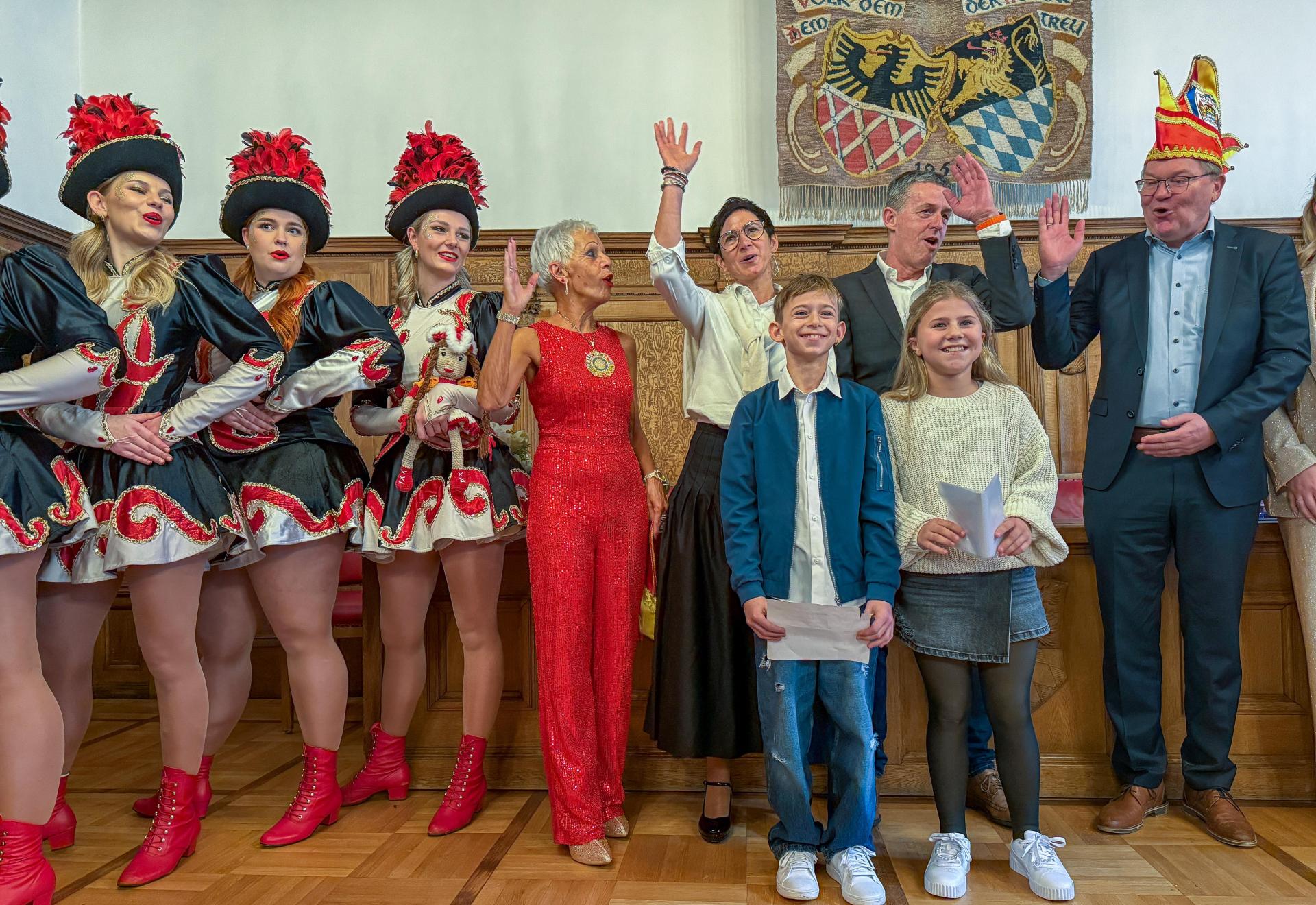 Die beiden Prinzenpaare (links neben dem Bürgermeister mit Hut). (Bild: Wolfgang Steinbacher)