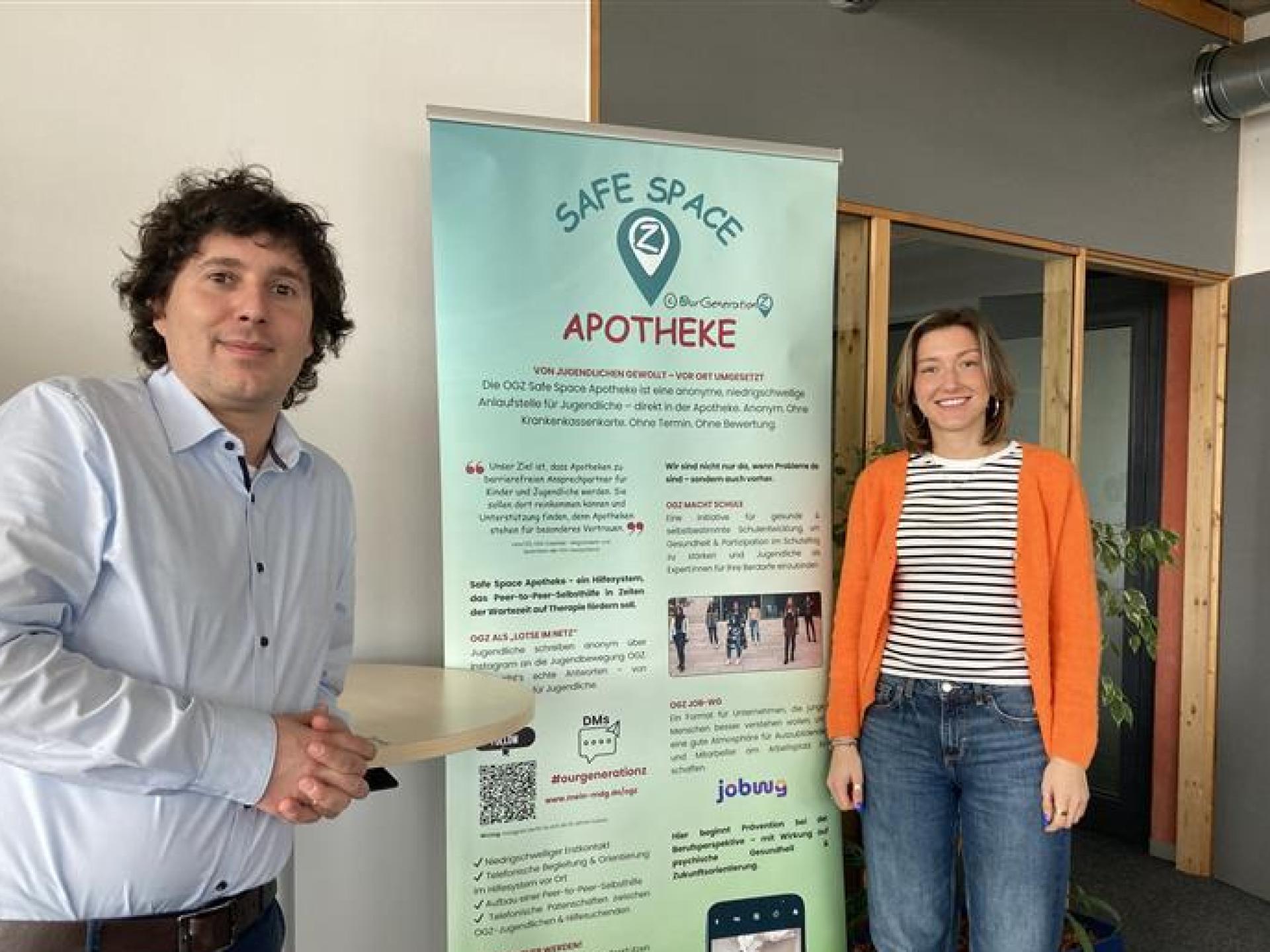 Eine Safe-Space-Apotheke ist eine Anlaufstelle für Jugendliche, wo sie jederzeit hingehen können, wenn sie Rat und Hilfe brauchen. Hier mit Apotheker Robert Winkler und Pädagogin Laura Pirke. (Bild: Stefanie Swann)