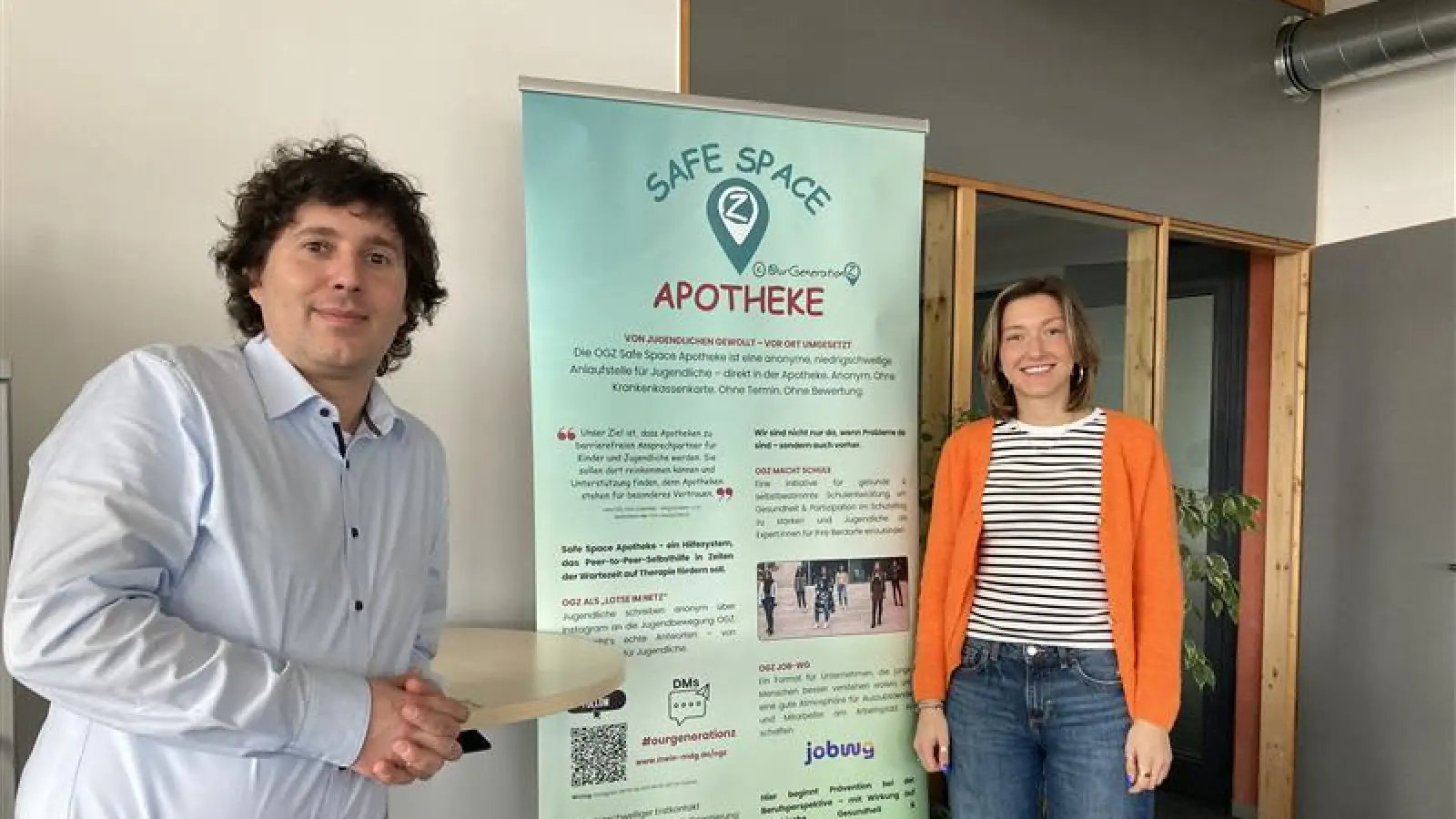 Eine Safe-Space-Apotheke ist eine Anlaufstelle für Jugendliche, wo sie jederzeit hingehen können, wenn sie Rat und Hilfe brauchen. Hier mit Apotheker Robert Winkler und Pädagogin Laura Pirke. (Bild: Stefanie Swann)