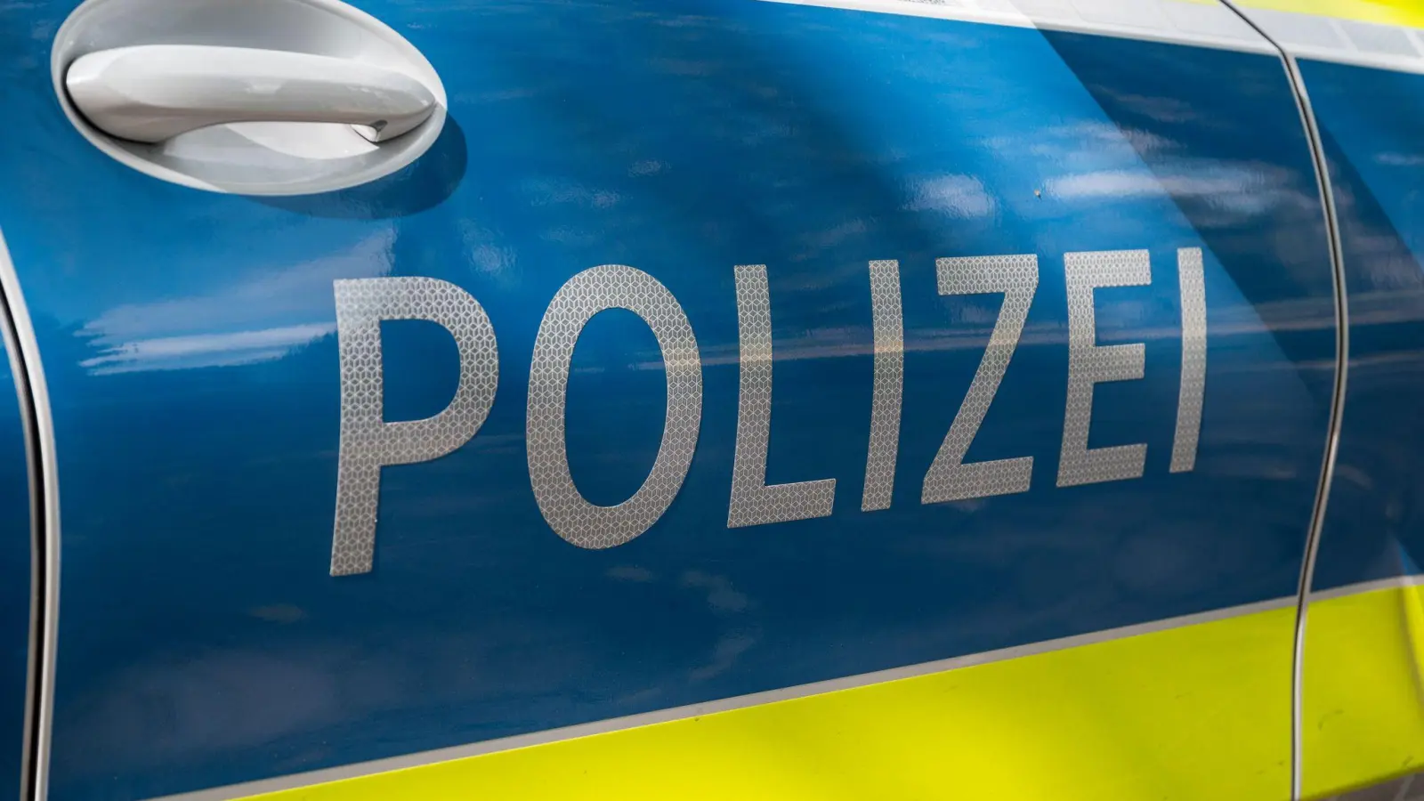 Mit einer Unfallflucht befasst sich die Polizei in Sulzbach-Rosenberg. (Symbolbild: Daniel Vogl/dpa)