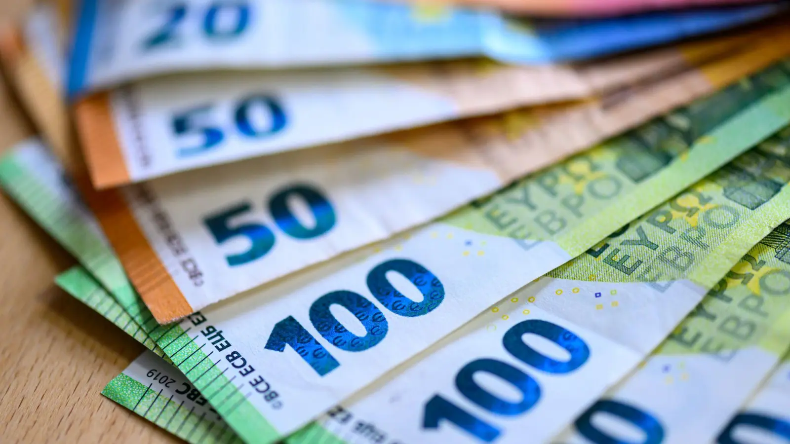 Ein Mann und eine Frau geraten in Regensburg nach einer gemeinsamen Nacht in Streit um Geld. Die Frau schlägt mit einem Schuh zu. (Symbolbild: Hendrik Schmidt/dpa)