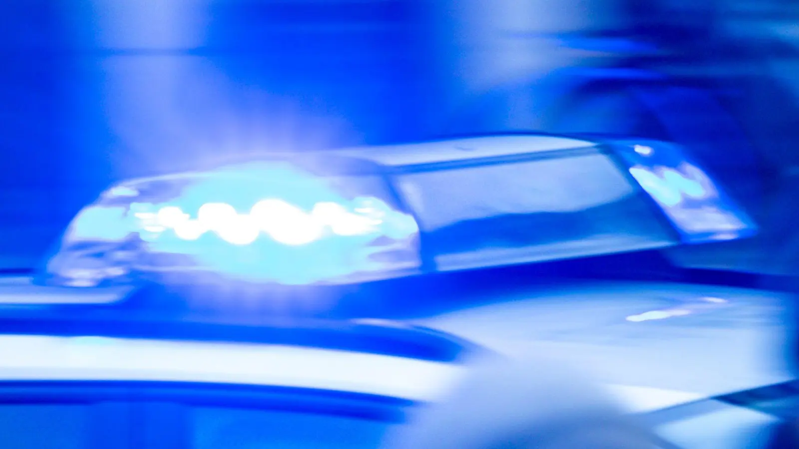 Ein Rucksack mit einer angeblichen Bombe löste am Nürnberger Hauptbahnhof einen Polizeieinsatz aus. (Symbolbild: Jens Büttner/dpa)