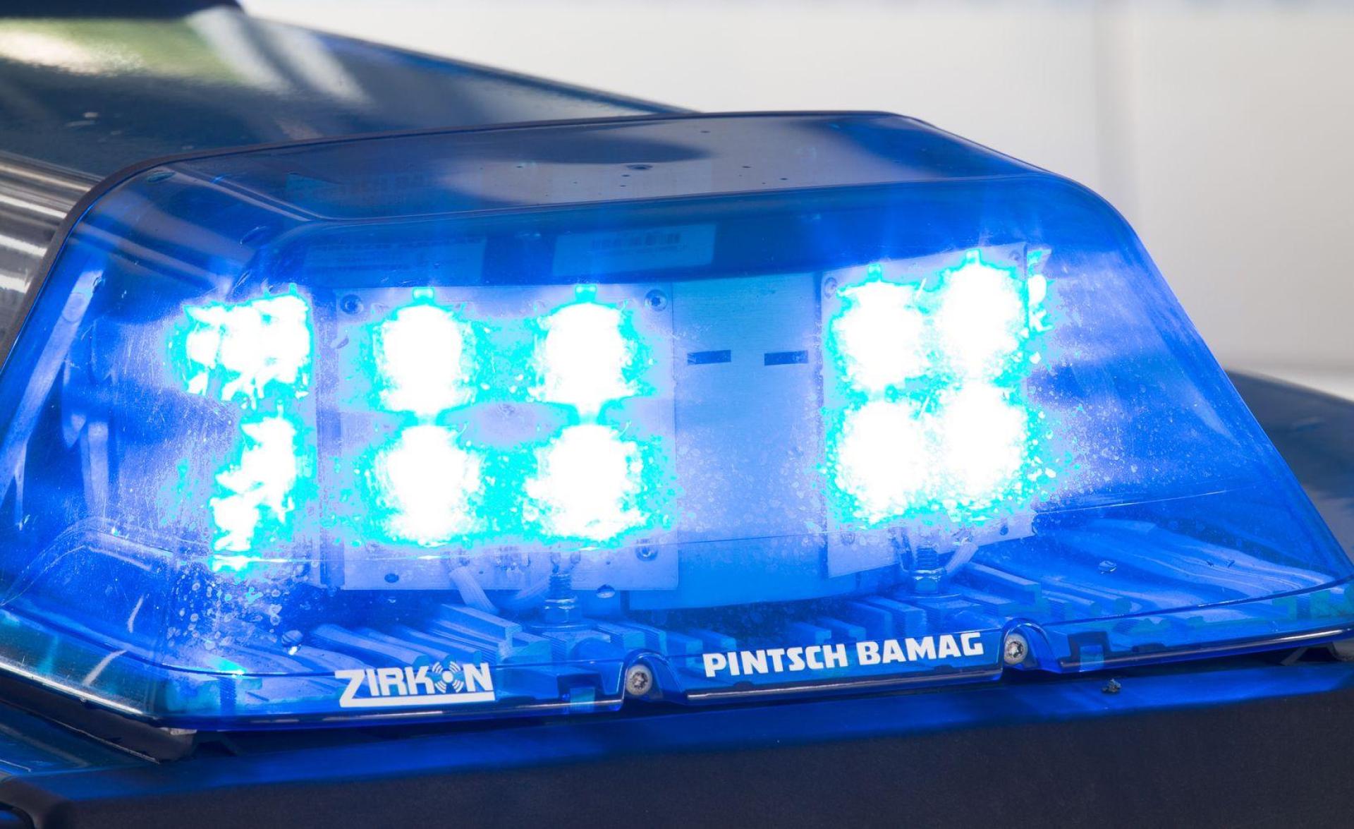 Ein Unbekannter hat in Sulzbach-Rosenberg ein Verkehrszeichen auf einer Verkehrsinsel umgefahren und ist geflüchtet. (Symbolbild: Friso Gentsch/dpa)