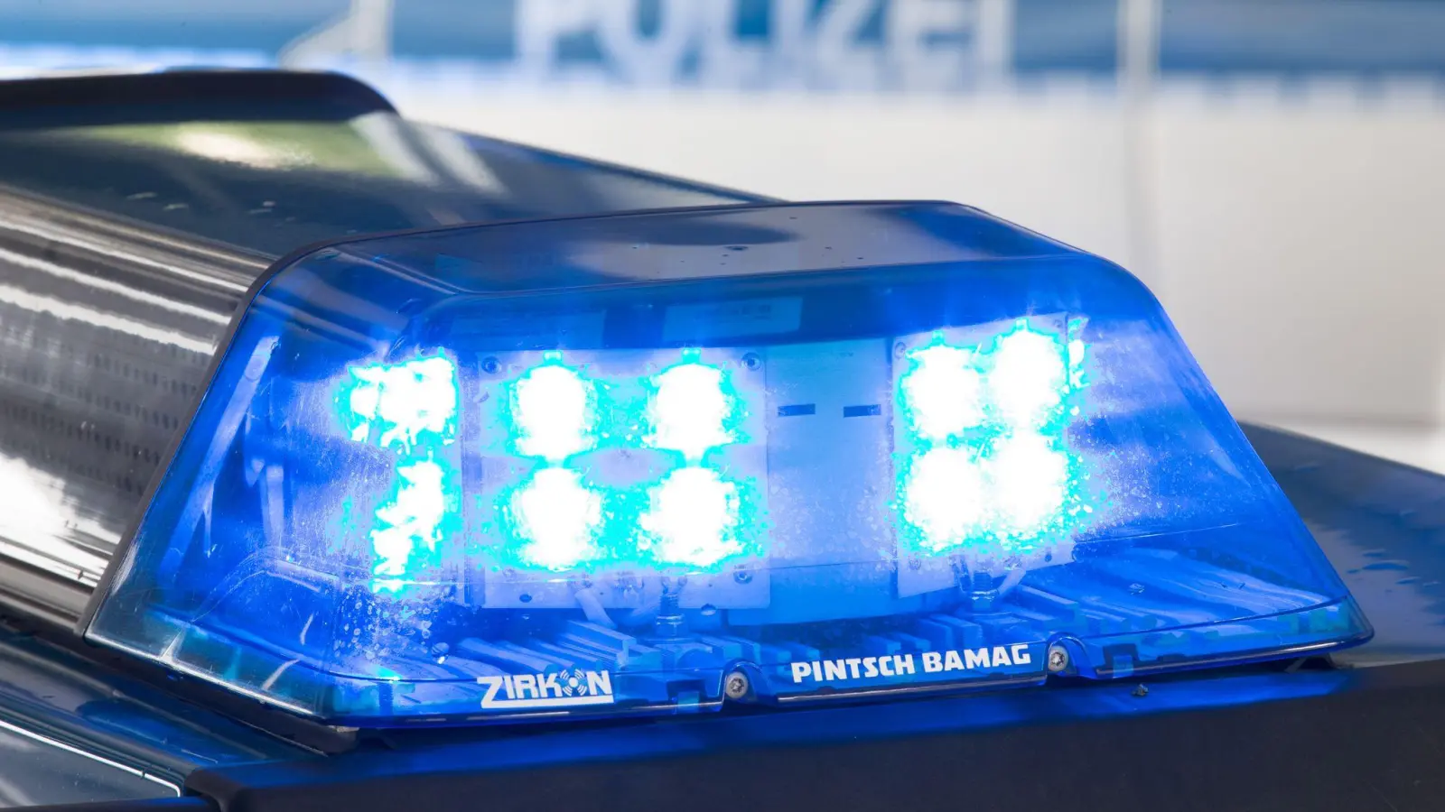 Ein Unbekannter hat in Sulzbach-Rosenberg ein Verkehrszeichen auf einer Verkehrsinsel umgefahren und ist geflüchtet. (Symbolbild: Friso Gentsch/dpa)