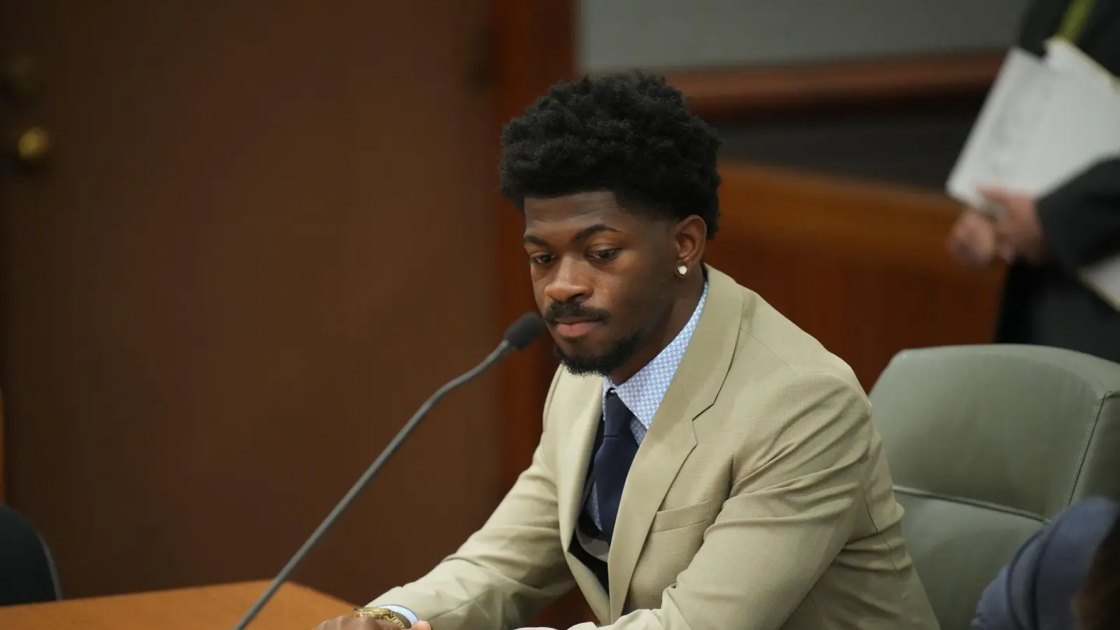 Ein Richter gewährt eine Behandlung statt möglicher Haft. (Archivbild)  (Bild: Daniel Cole/Pool Reuters via AP/dpa)