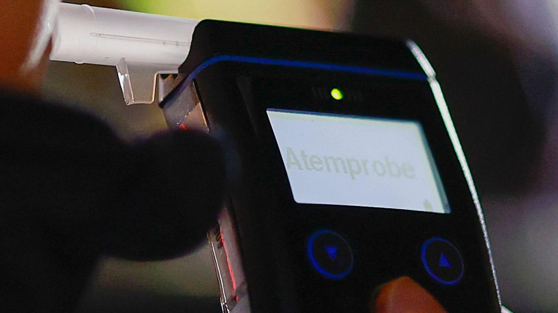 Der Alkotest ergab 2,18 Promille.  (Symbolbild: Heiko Becker/dpa)