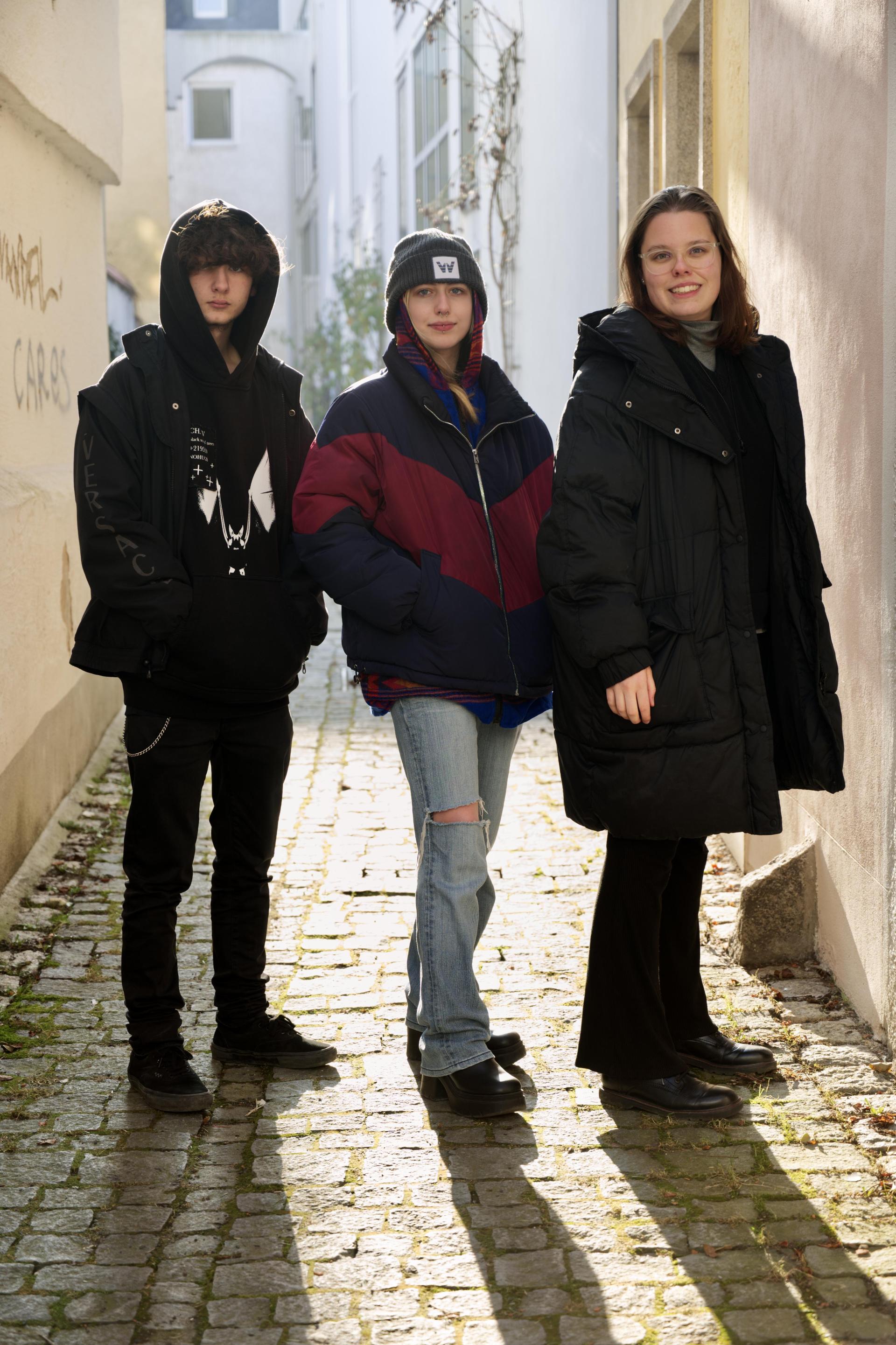 Das Moderationsteam des Podcasts: Zach, Gabi und Lisa. (Bild: exb)