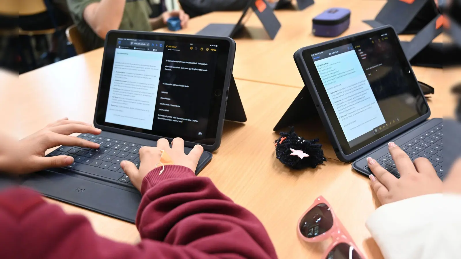 Laut Umfrage nutzen fast alle älteren Schüler KI-Tools. (Symbolbild) (Bild: Carmen Jaspersen/dpa)