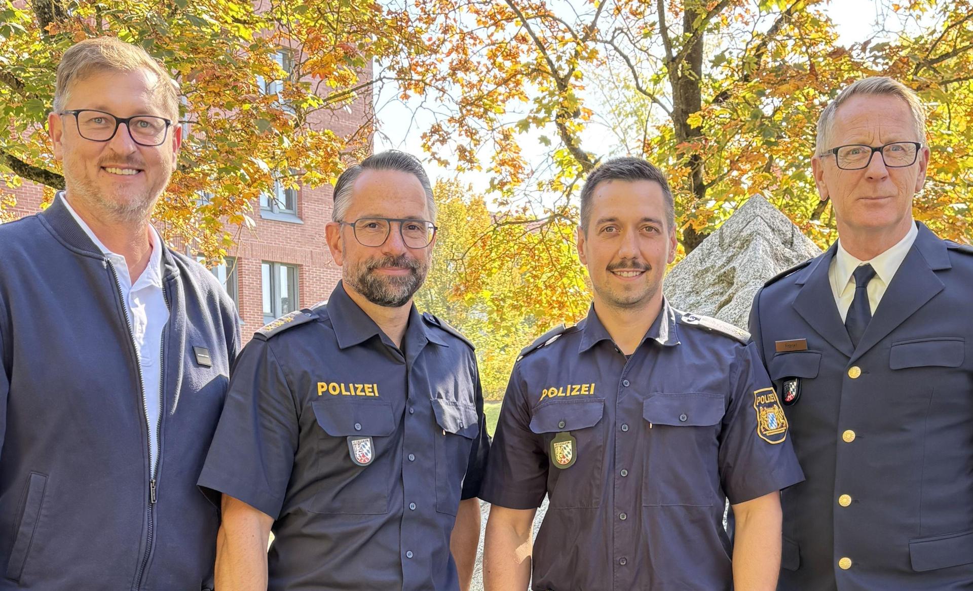 Lukas Blöchl (Zweiter von rechts) ist neuer stellvertretender Dienststellenleiter bei der PI Amberg. Bei seiner Begrüßung außerdem dabei waren Personalrat Bayerl Wolfgang (von links), Polizeidirektor Jürgen Dodell und Polizeivizepräsident Erwin Frankl (rechts). (Bild: POK Helfensdörfer )