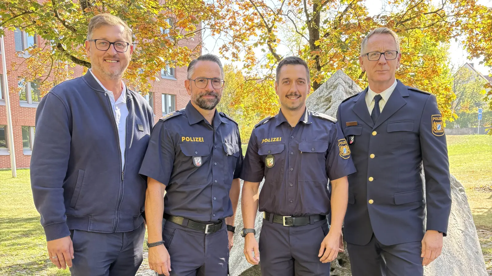 Lukas Blöchl (Zweiter von rechts) ist neuer stellvertretender Dienststellenleiter bei der PI Amberg. Bei seiner Begrüßung außerdem dabei waren Personalrat Bayerl Wolfgang (von links), Polizeidirektor Jürgen Dodell und Polizeivizepräsident Erwin Frankl (rechts). (Bild: POK Helfensdörfer )