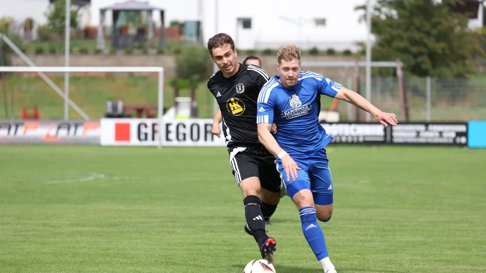 Sebastian Striegl (rechts) vom TSV Eslarn ist der Spieler des Jahres 2025 – gewählt von den Followern des Fehlpass-Podcasts.  (Archivbild: Dieter Jäschke)