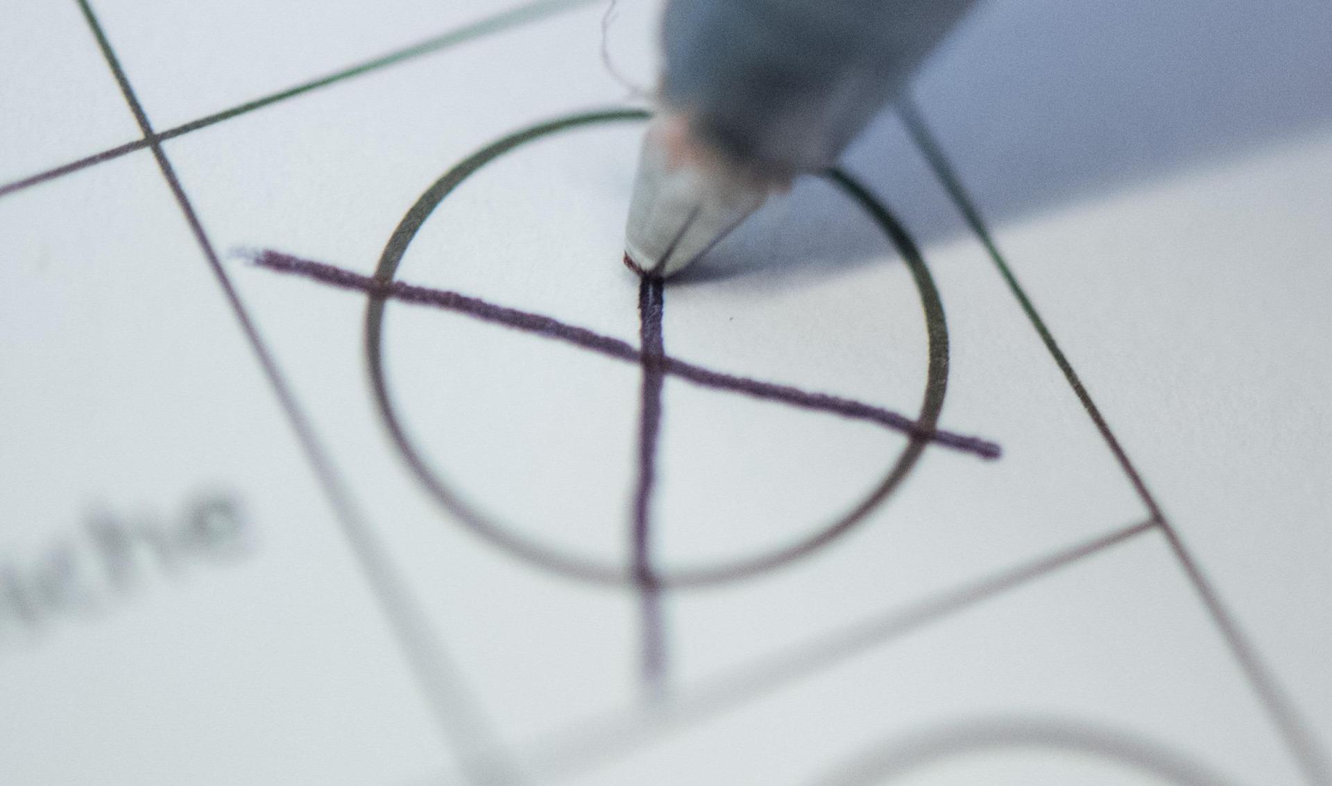 In Rieden im Landkreis Amberg-Sulzbach sind fehlerhafte Stimmzettel für die Gemeinderatswahl verschickt worden. (Bild: Sebastian Gollnow/dpa)