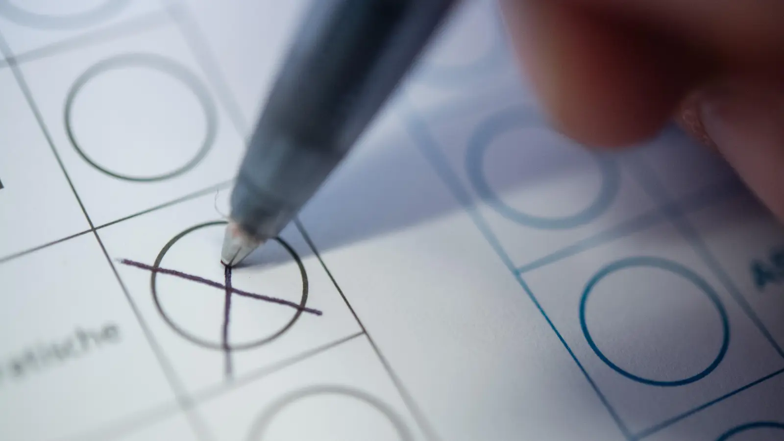 Am 8. März wird auch der Landrat gewählt. Aber wen gibt es zur Auswahl und wen davon soll ich wählen?  (Bild: Sebastian Gollnow/dpa)