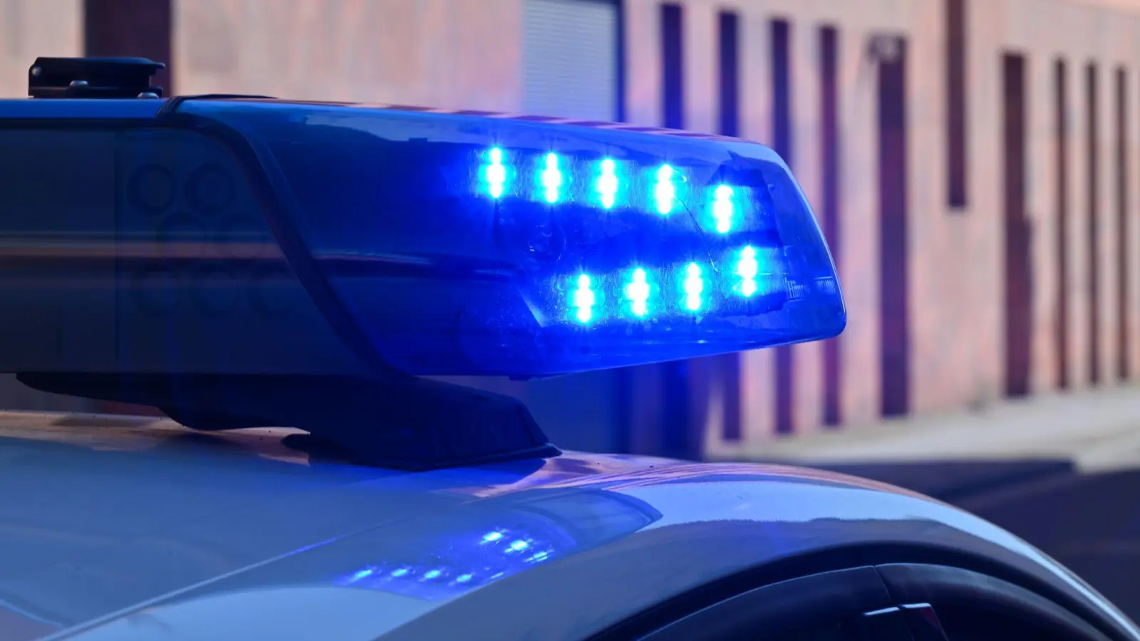 Drei Männer versuchten in Etzelwang, einen auf einer Baustelle geparkten Transporter aufzubrechen.  (Symbolbild: Patrick Pleul/dpa)