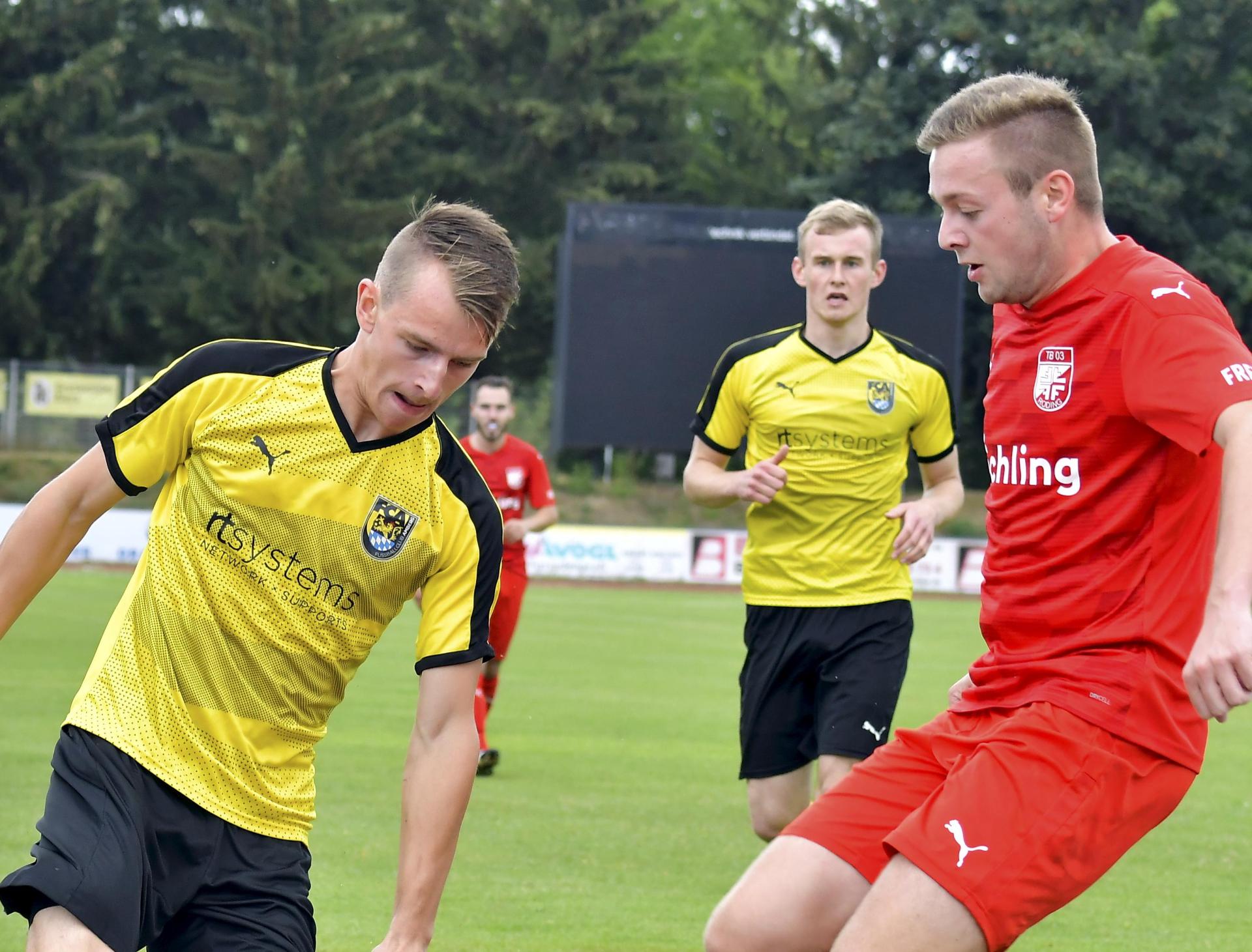 Paul Götz (links) verlässt den FC Amberg und läuft in der kommenden Saison für UPO auf. (Bild: Hubert Ziegler)