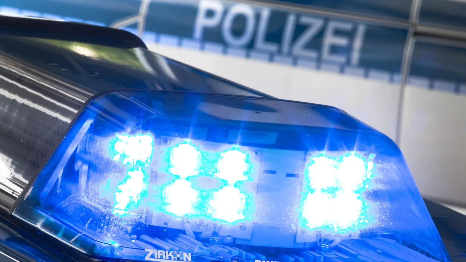 Die Polizei fahndet nach einem Dieb, der in Poppenricht Fahrzeugteile gestohlen hat. (Symbolbild: Friso Gentsch)