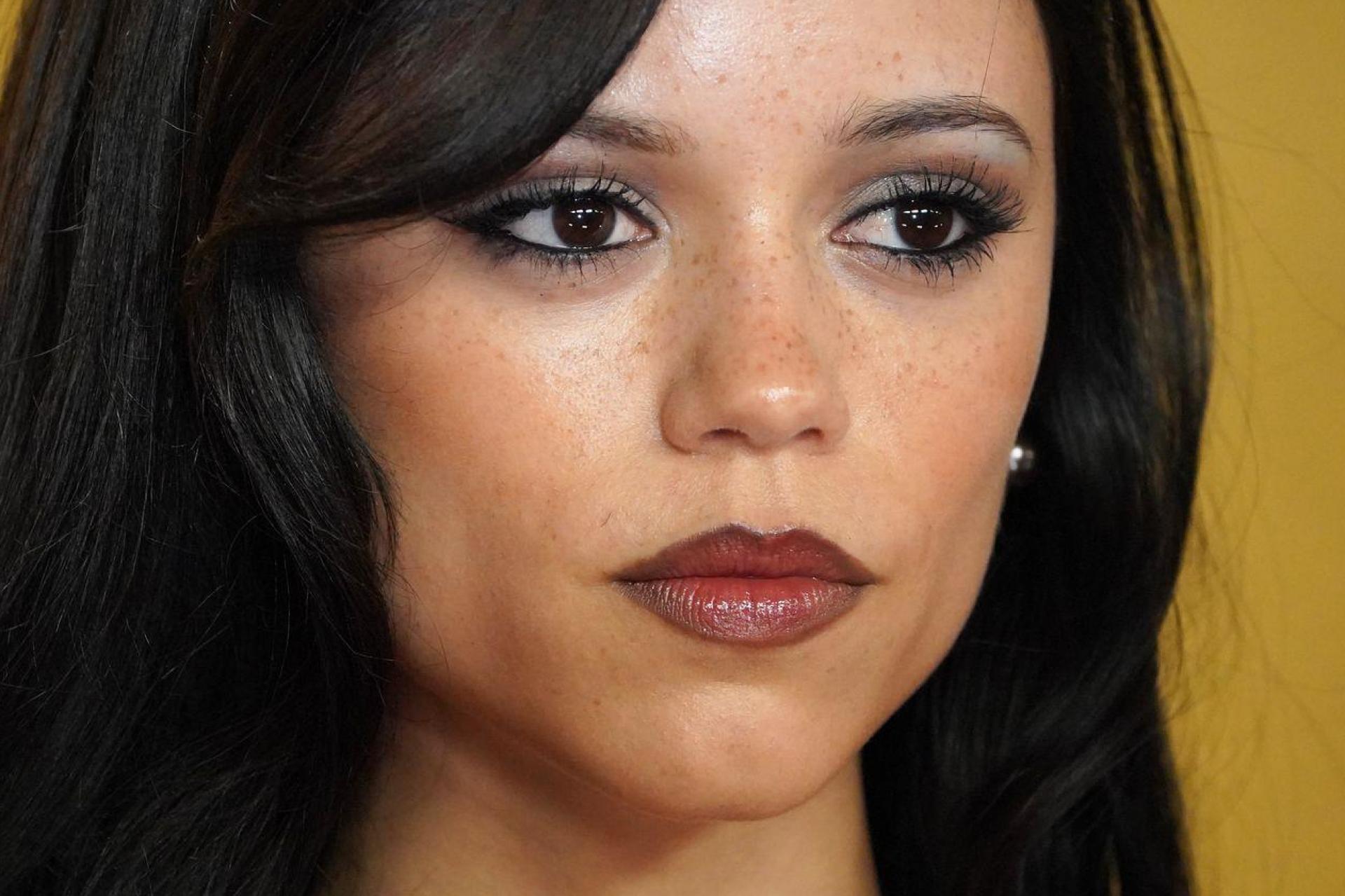 US-Schauspielerin Jenna Ortega (23) ist im neuen Trailer der Roman-Verfilmung „Klara und die Sonne“ von Regisseur Taika Waititi als Roboter-Mädchen zu sehen. (Archivbild) (Bild: Jordan Strauss/Invision/AP/dpa)