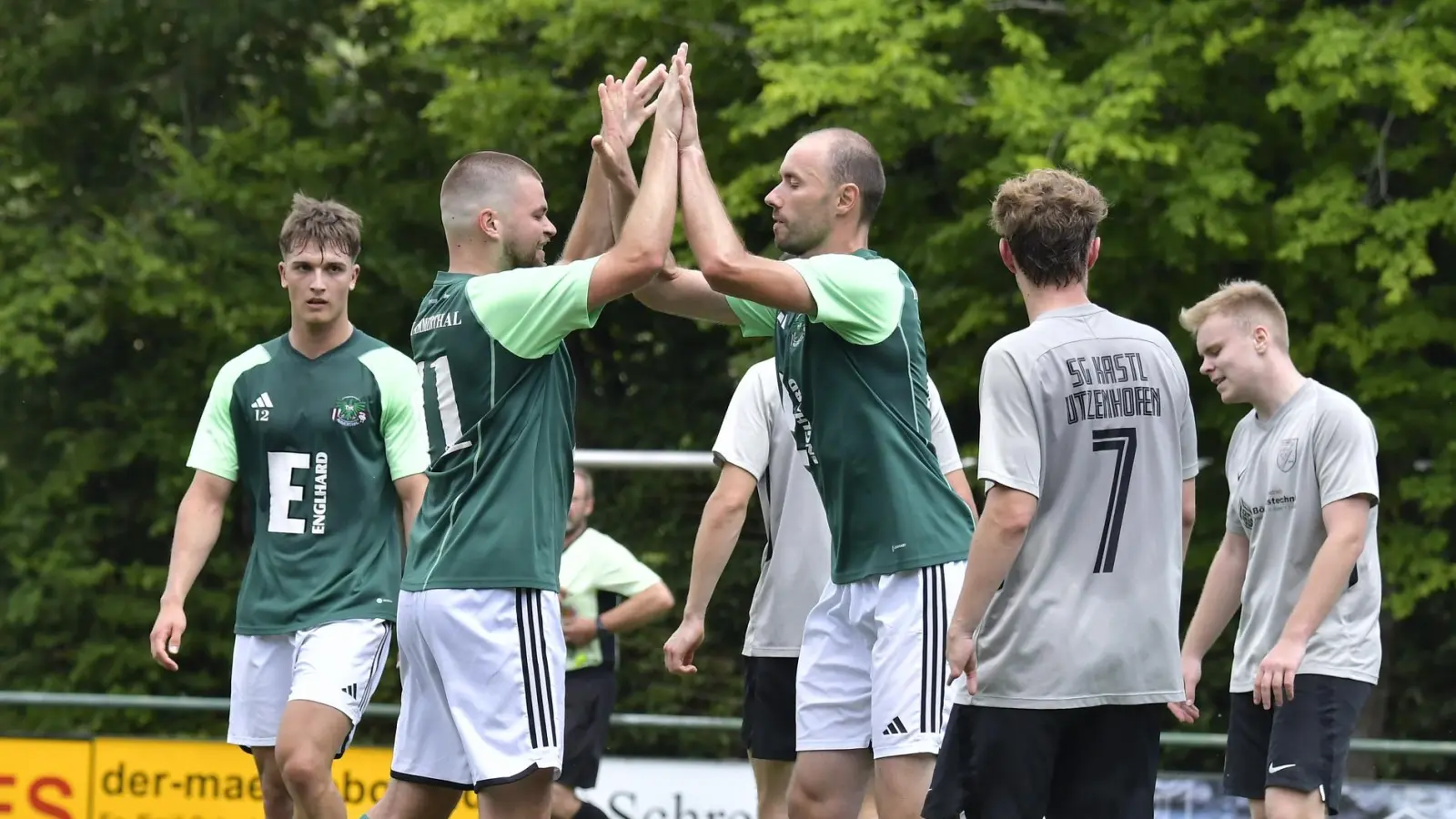 Die DJK Ammerthal II (grüne Trikots) bejubelte den Turniersieg beim VR-Bank-Cup in Ursensollen. (Bild: Hubert Ziegler)