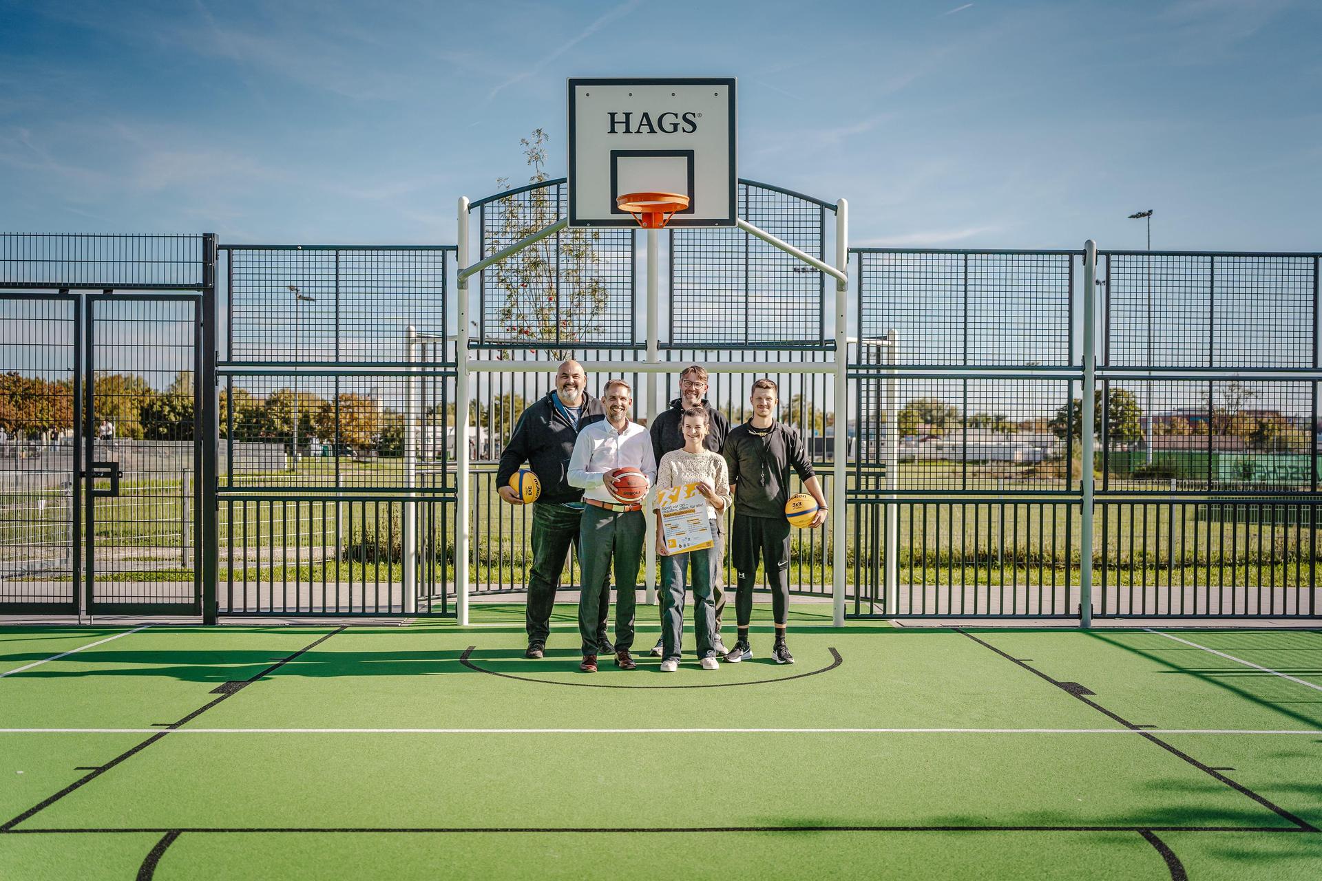 Das neue Multispielfeld im Sportpark am Schanzl bietet jetzt einmal pro Woche ein Gratis-Training für Jugendliche Basketballer an. Oberbürgermeister Michael Fritz (vorne links) durfte sich bei der Vorstellung am Basketball versuchen.  (Bild: Michael Golinski)