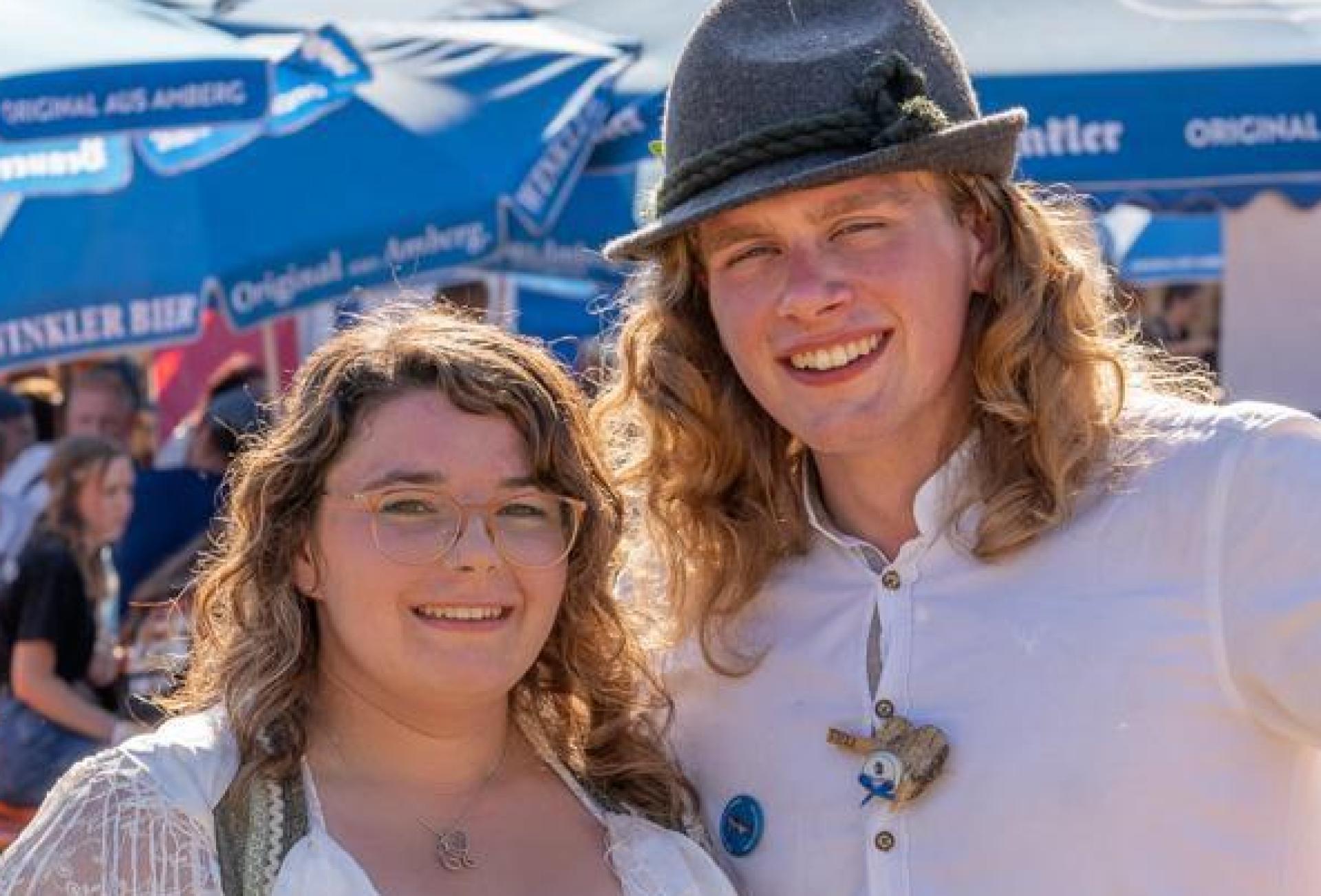 Julia Weiß und Elias Eichenseer sind das neue Unterammerthaler Oberkirwapaar. (Bild: Moritz Koberstein/exb)