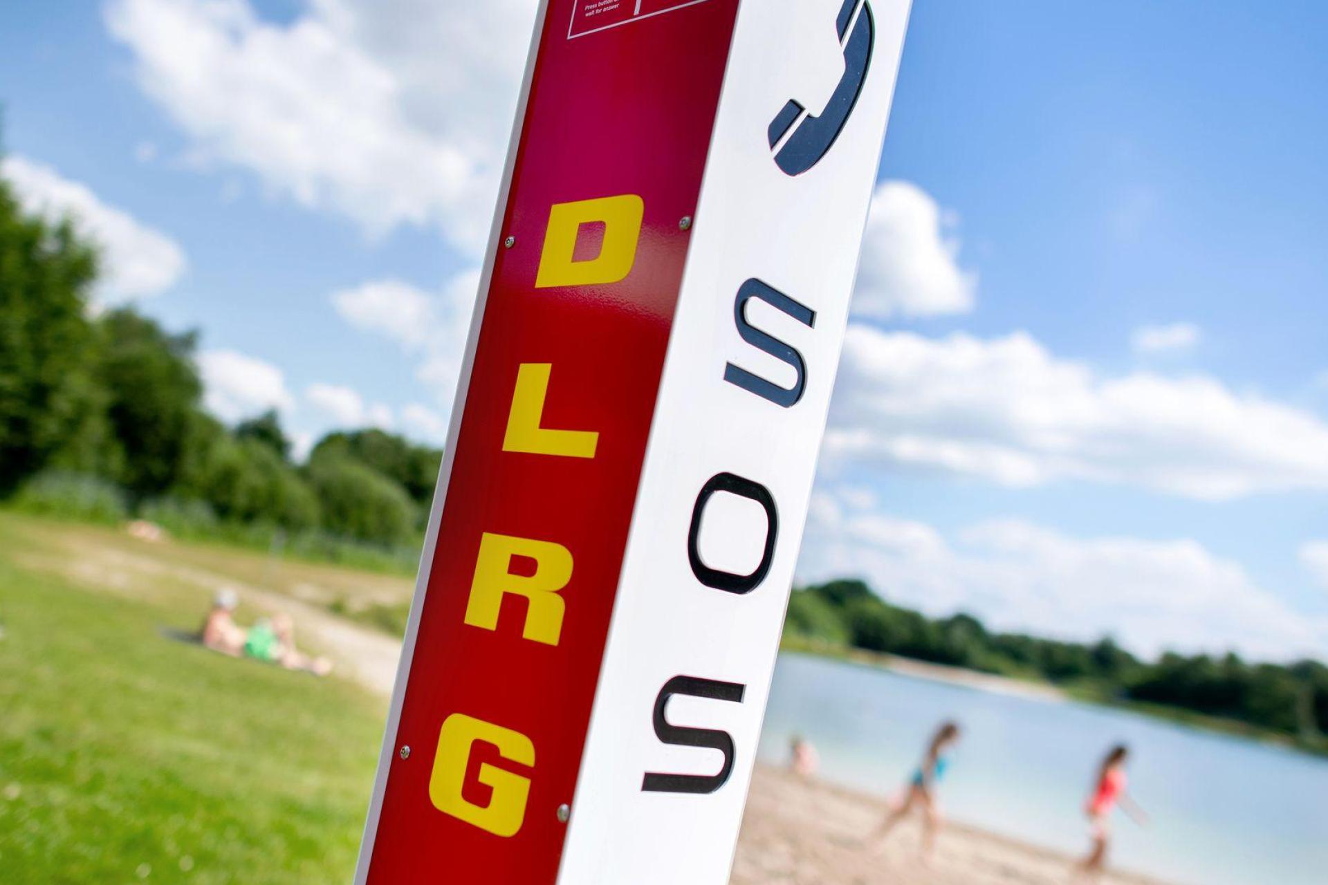 Am Guggenberger See in Neutraubling kam es am Sonntag zu mehreren Badeunfällen. Bisher suchten Einsatzkräfte erfolglos nach einem vermissten 29-Jährigen.  (Symbolbild: Hauke-Christian Dittrich/dpa)