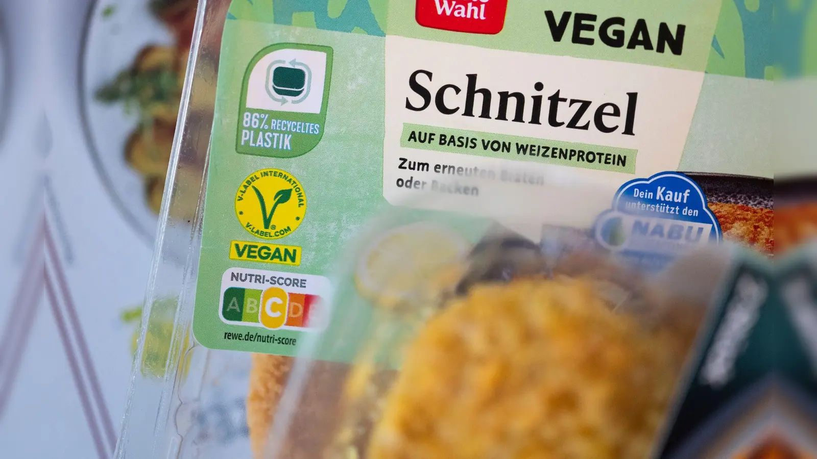 Gibt es künftig kein Schnitzel aus Soja oder Weizen mehr? (Symbolbild: Marijan Murat/dpa)