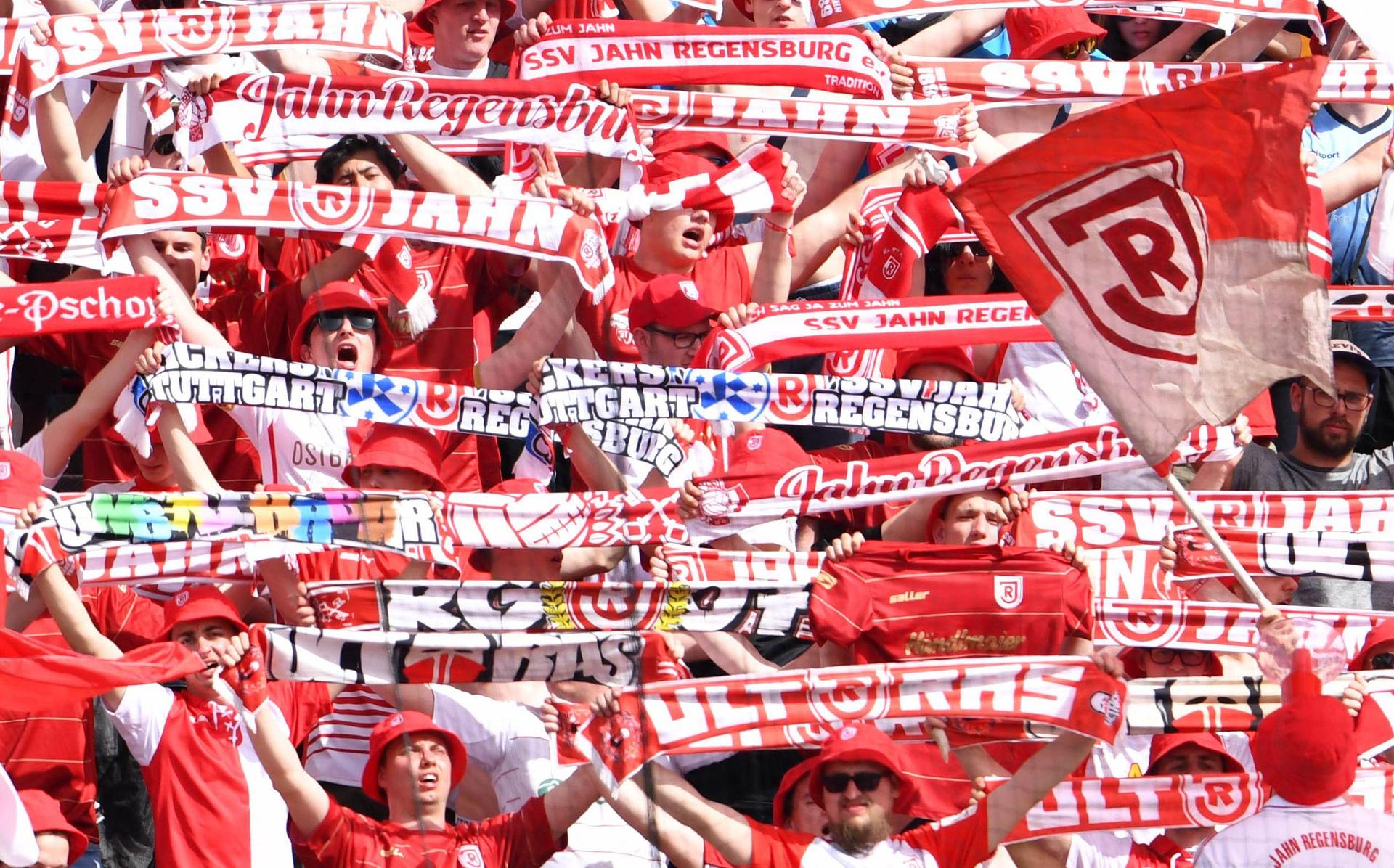 Nicht nur die Fans des SSV Jahn Regensburg freuen sich auf den Pokal-Kracher gegen die „Löwen”. (Archivbild: dpa)