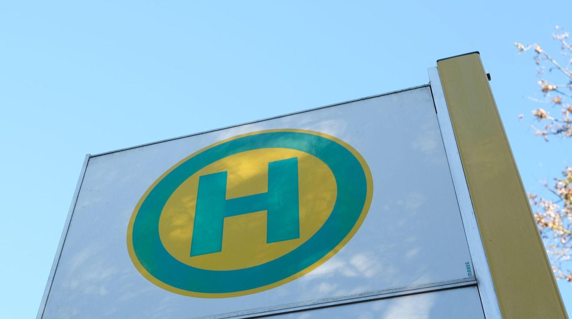 Das Hinweisschild für eine Bushaltestelle hängt an der Haltestelle für einen Linienbus.  (Symbolbild: Bernd Weißbrod/dpa)