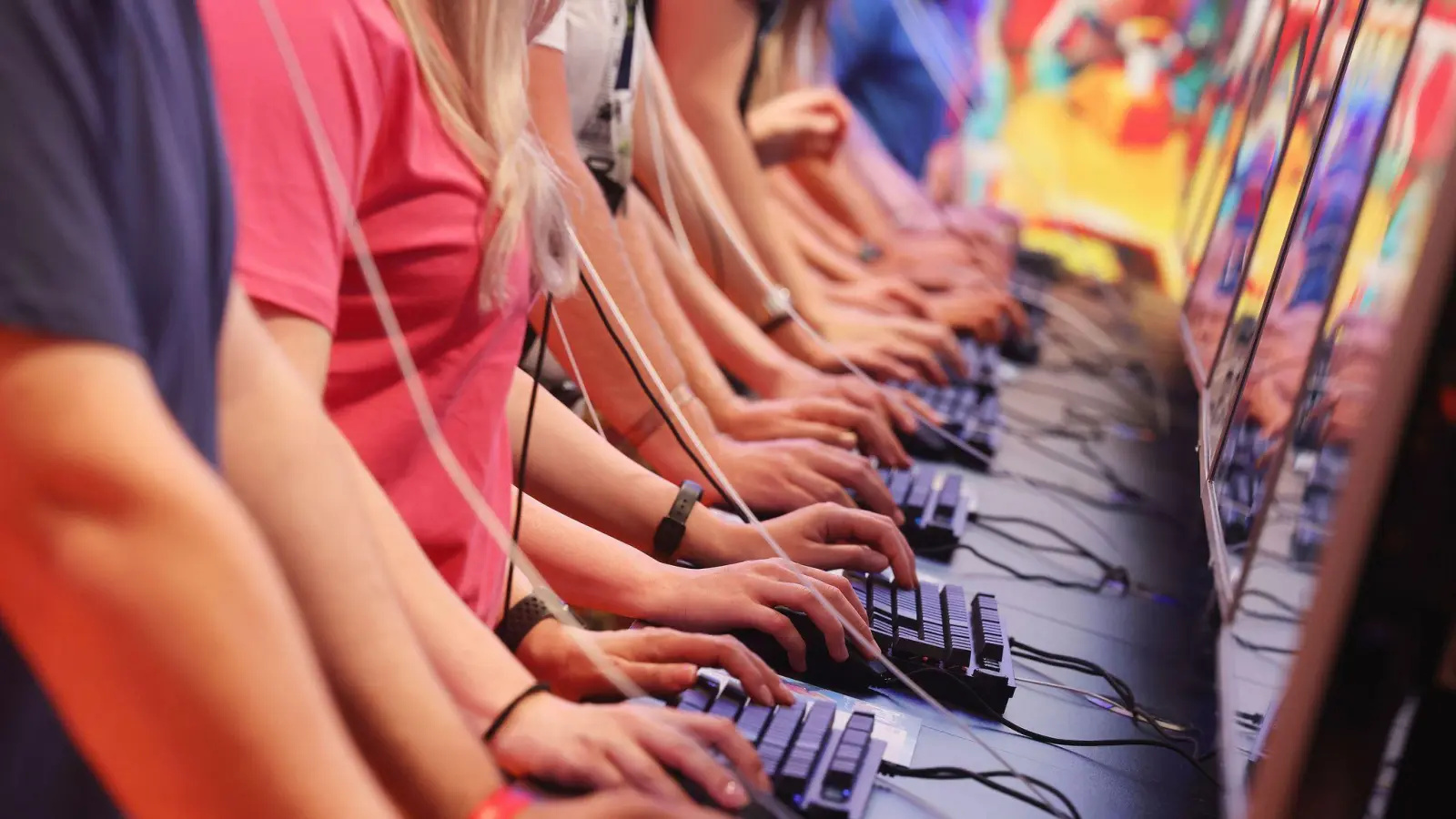 Jung und meist männlich: Besucherinnen und Besucher der Gamescom. (Symbolbild: Oliver Berg/dpa)