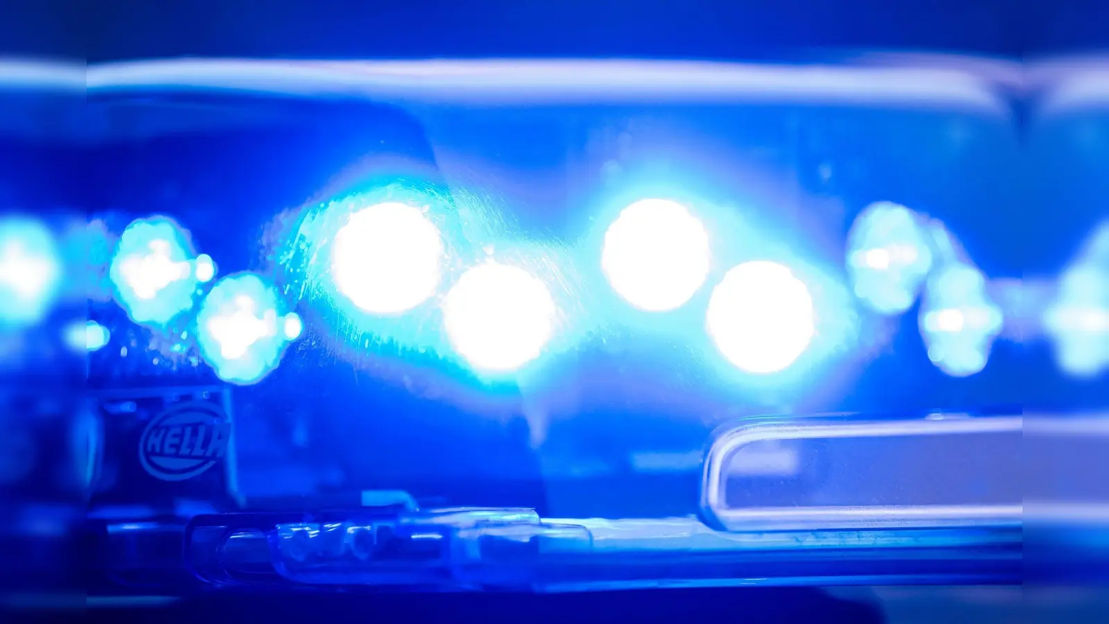 Die Polizei hat auf der B 85 bei Poppenricht eine Geschwindigkeitskontrolle durchgeführt. (Symbolbild: Lino Mirgeler/dpa/Symbolbild)