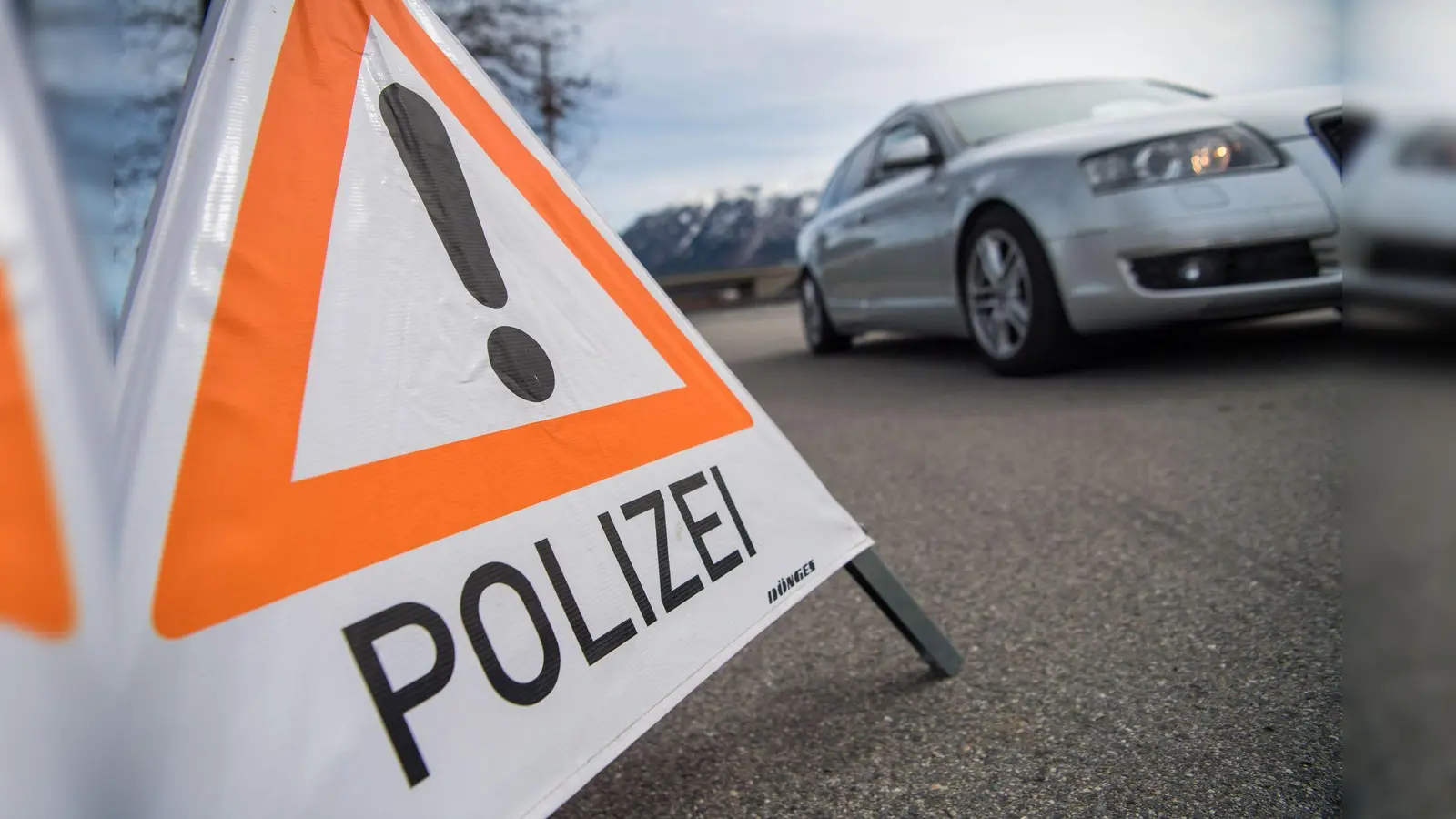Zu Kontrollen standen Beamte der Verkehrspolizei am Sonntag an der A 6. (Symbolbild: Lino Mirgeler/dpa)