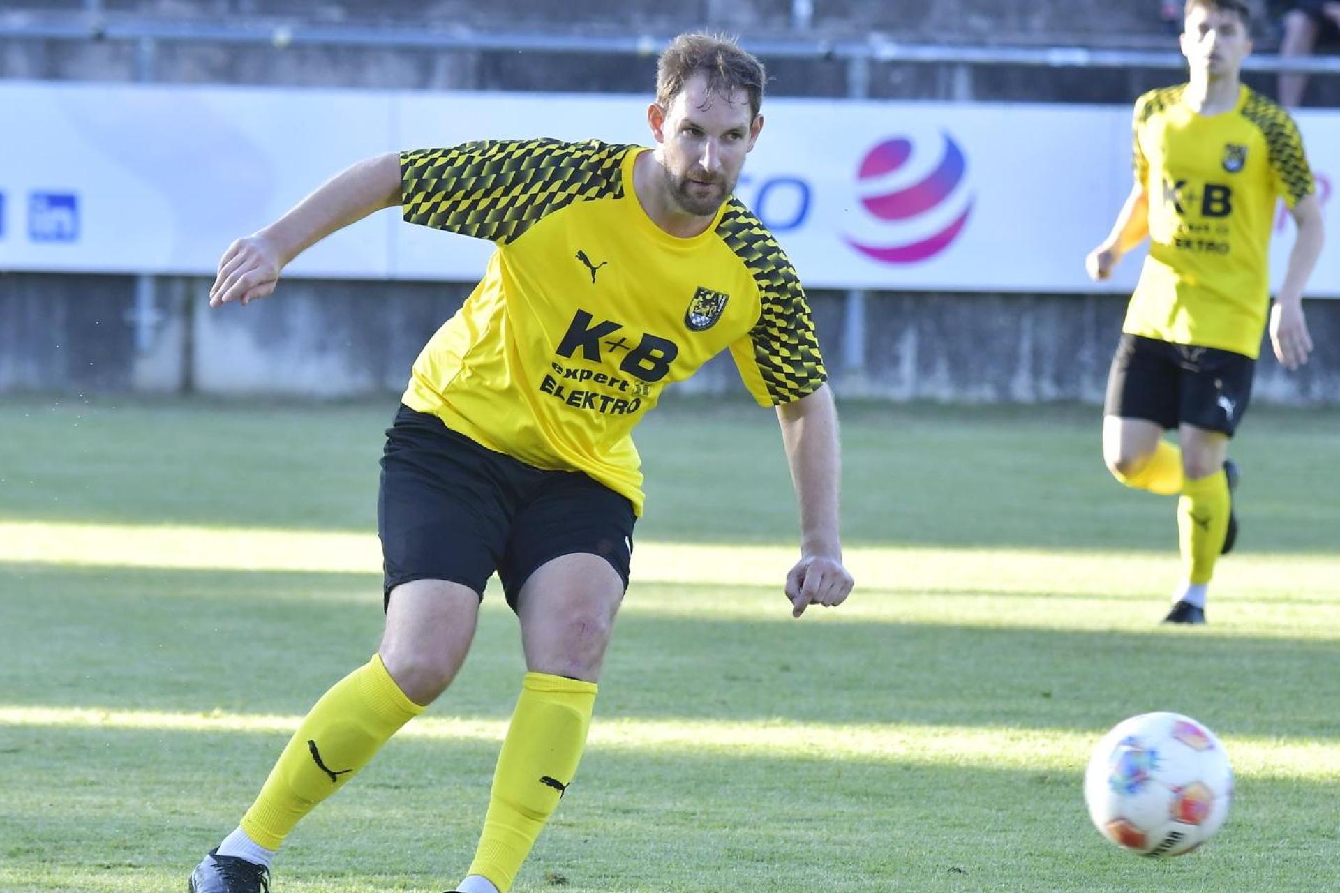 Ende der Woche soll die Entscheidung fallen, ob Mario Zitzmann weiterhin für den FC Amberg spielt. (Bild: Hubert Ziegler)