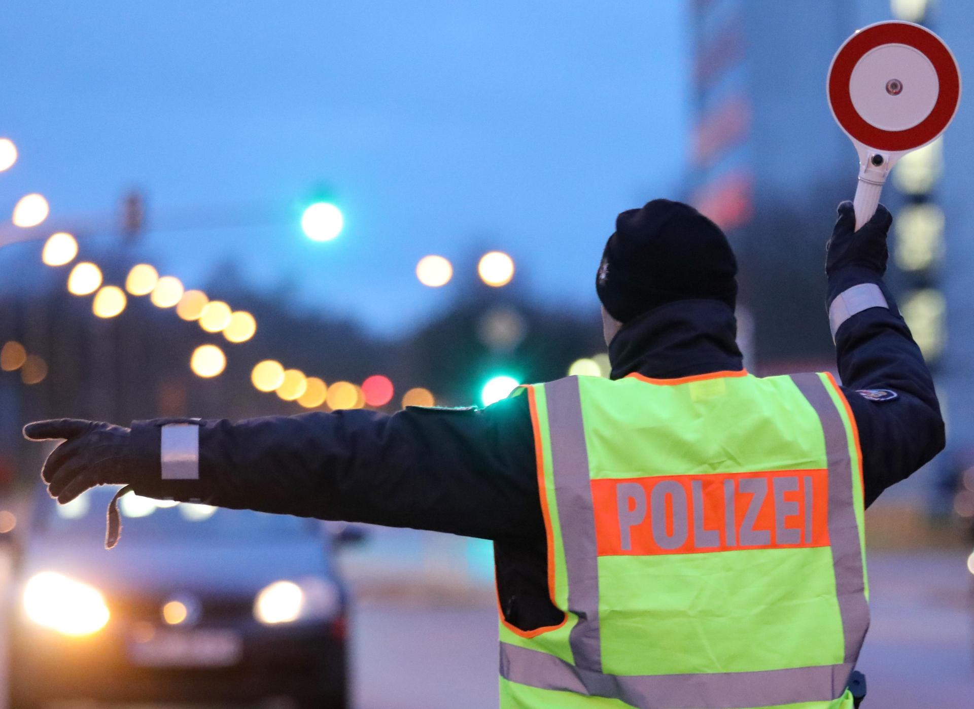 Einen mit zwei jungen Männern besetzten BMW schauten sich Verkehrspolzisten an der Autobahn-Raststätte Oberpfälzer Alb näher an. (Symbolbild: Bernd Wüstneck/dpa)