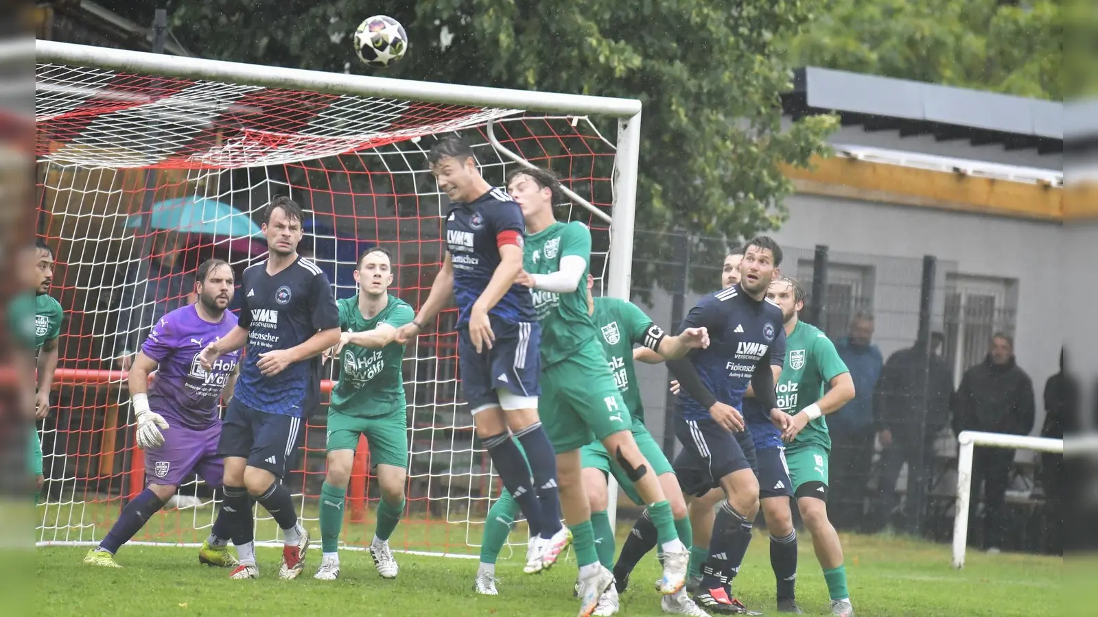 Nur rund eine halbe Stunde ging das Spiel zwischen der SG Traßlberg/Poppenricht und dem 1. FC Rieden. Gästekeeper Georg Haak (links) musste nach einem Zusammenbruch ins Krankenhaus gebracht werden, das Spiel wurde abgebrochen.. (Bild: Hubert Ziegler)